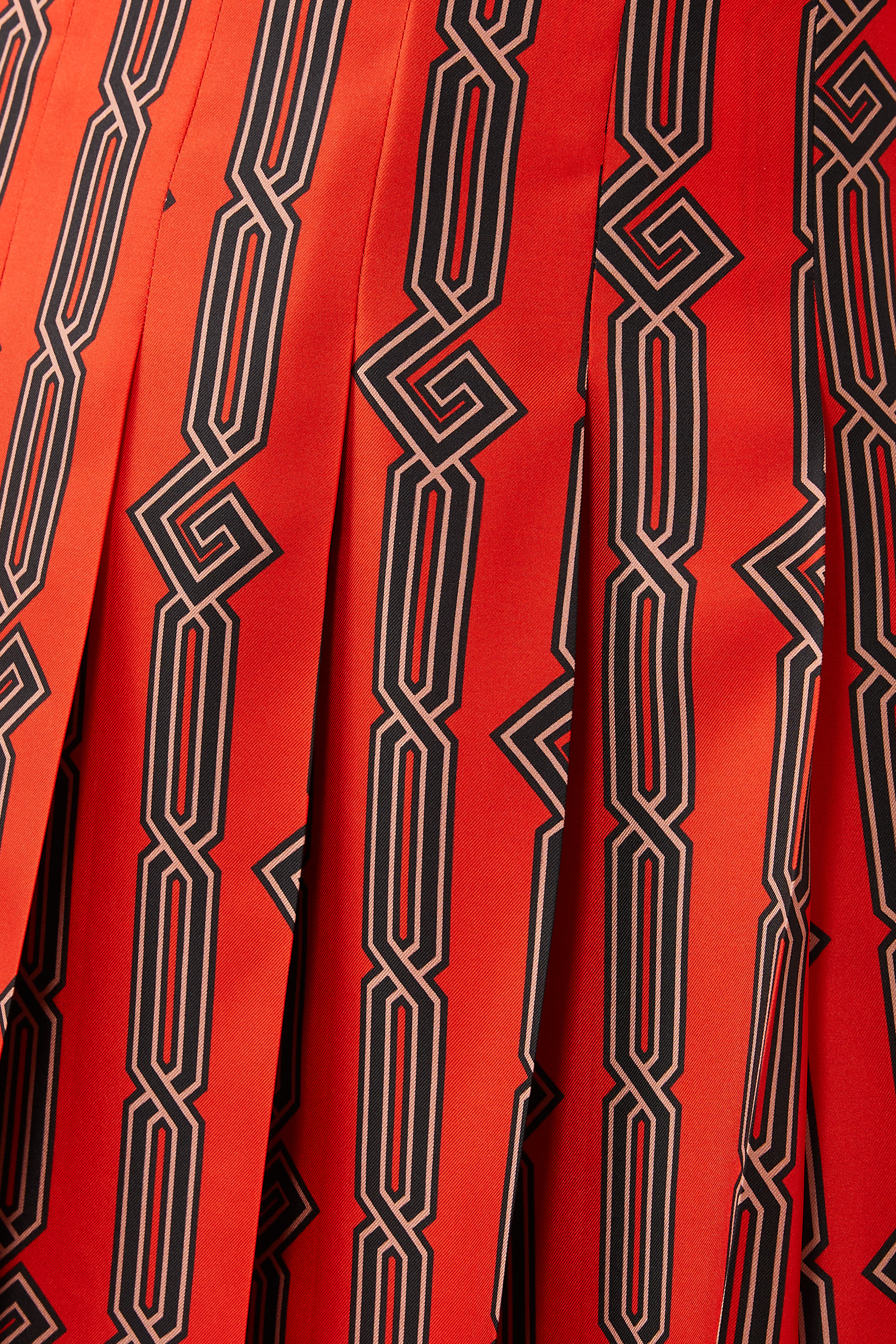 تنورة بطبعة سلسلة وحرف G مربع