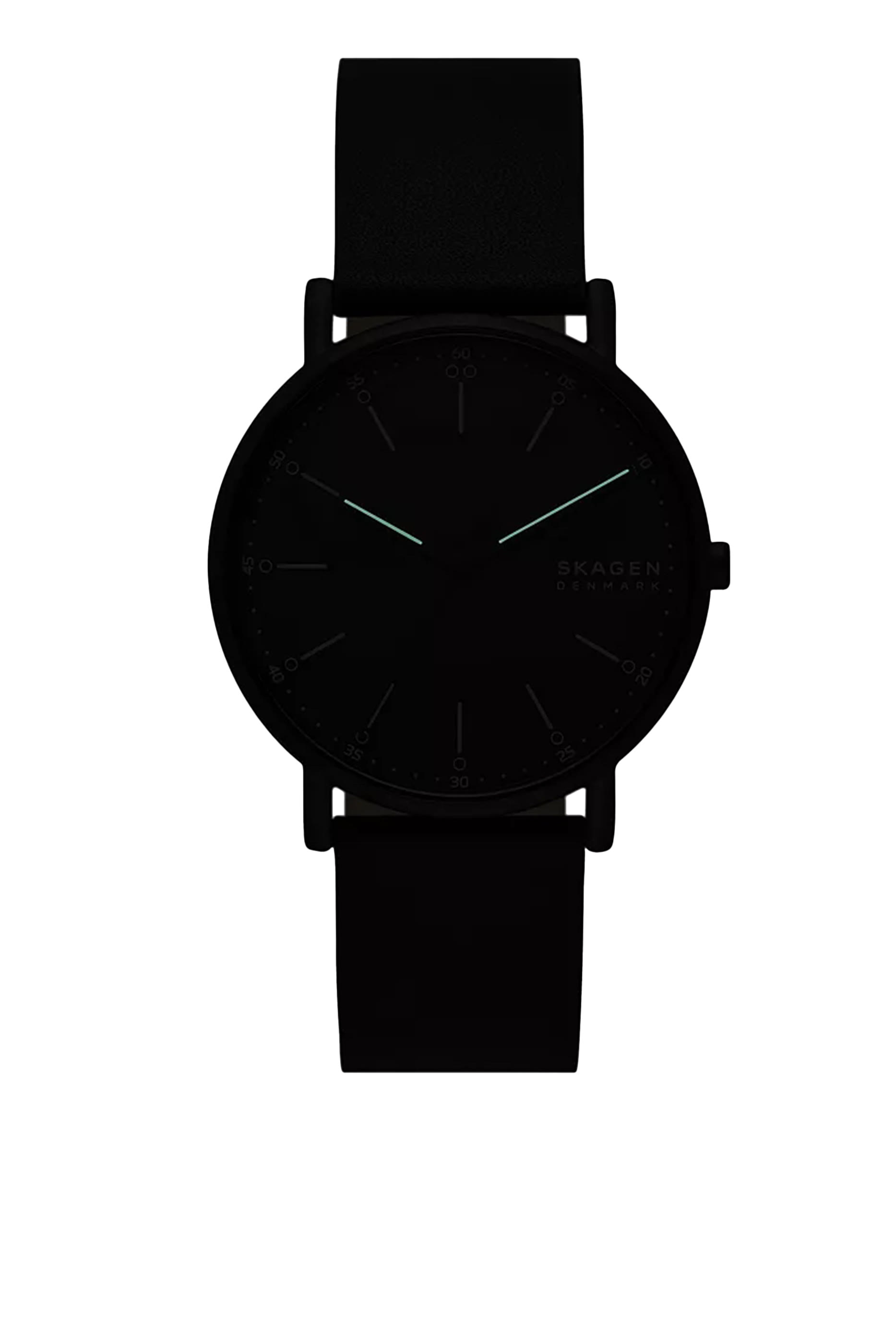 ساعة بثلاث عقارب وشعار الماركة وسوار جلد