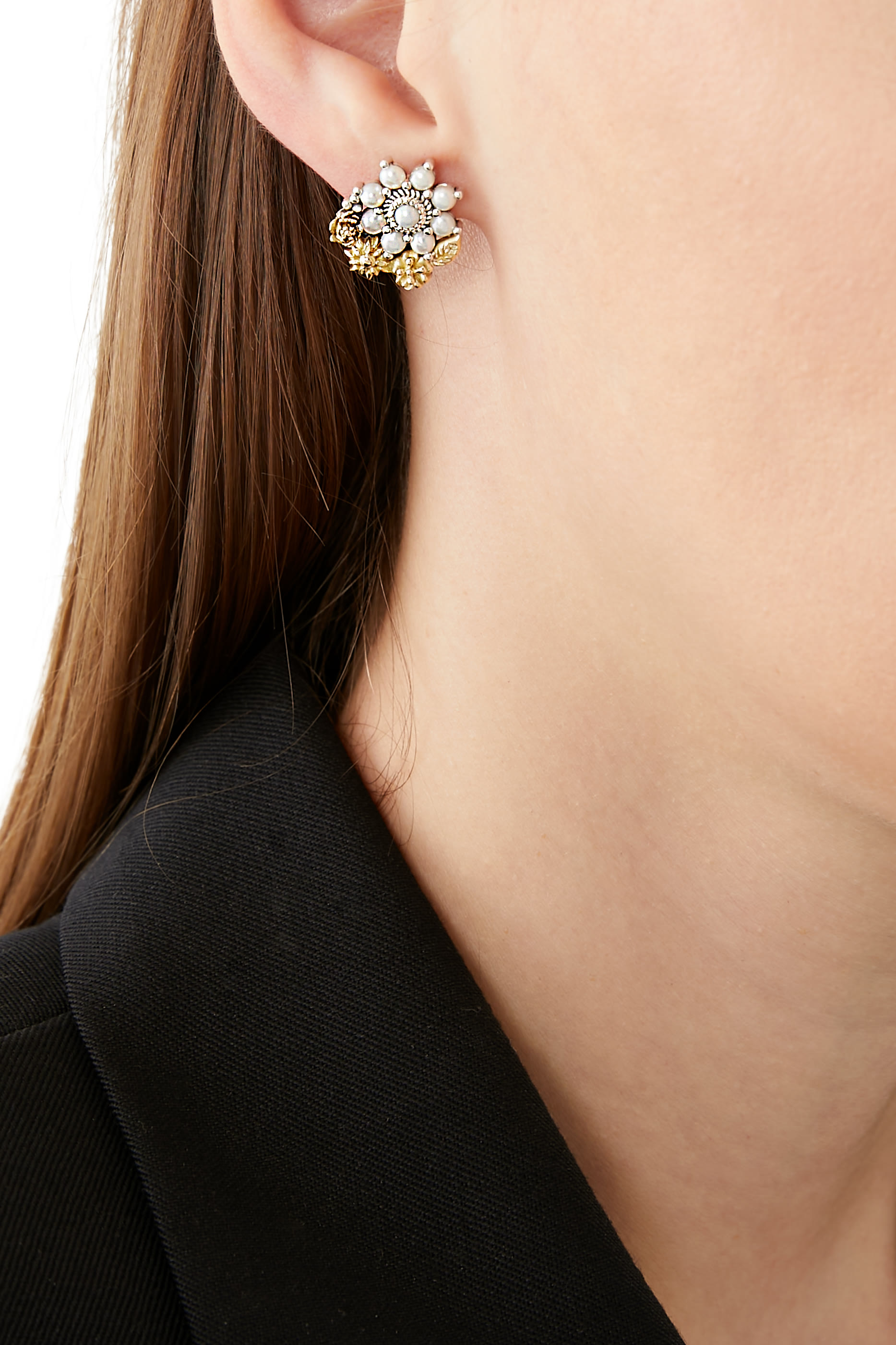 أقراط بتصميم زهرة غير متماثلة مرصعة باللؤلؤ ذهب أصفر عيار 18 وفضة إسترلينية