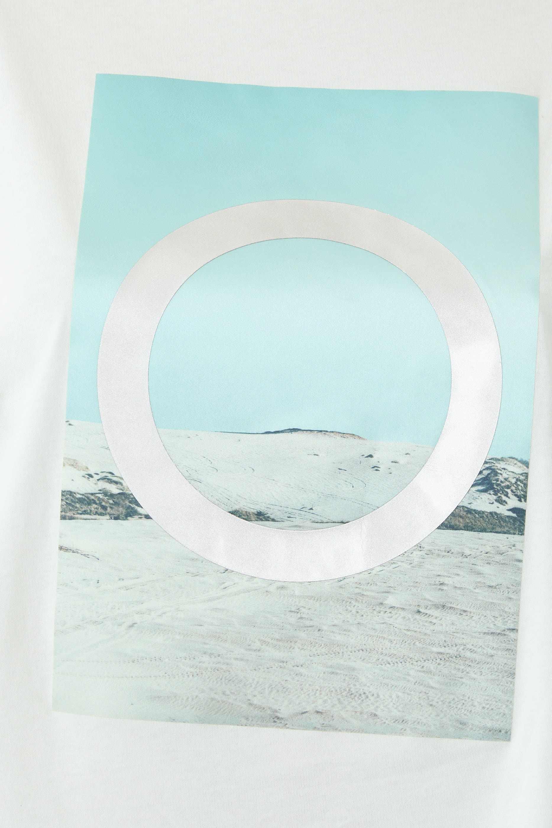 تيشيرت  بطبعة شعار الماركة لامع