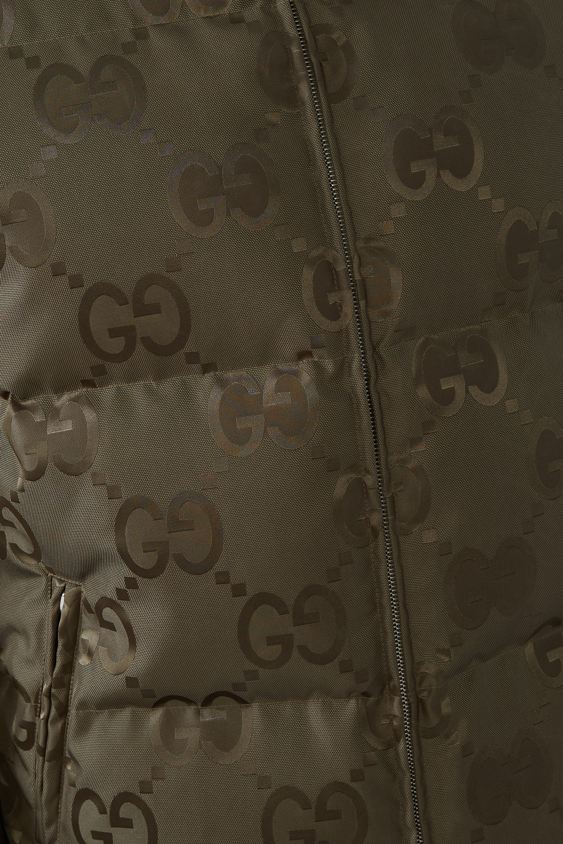 جاكيت بافر بشعار الماركة