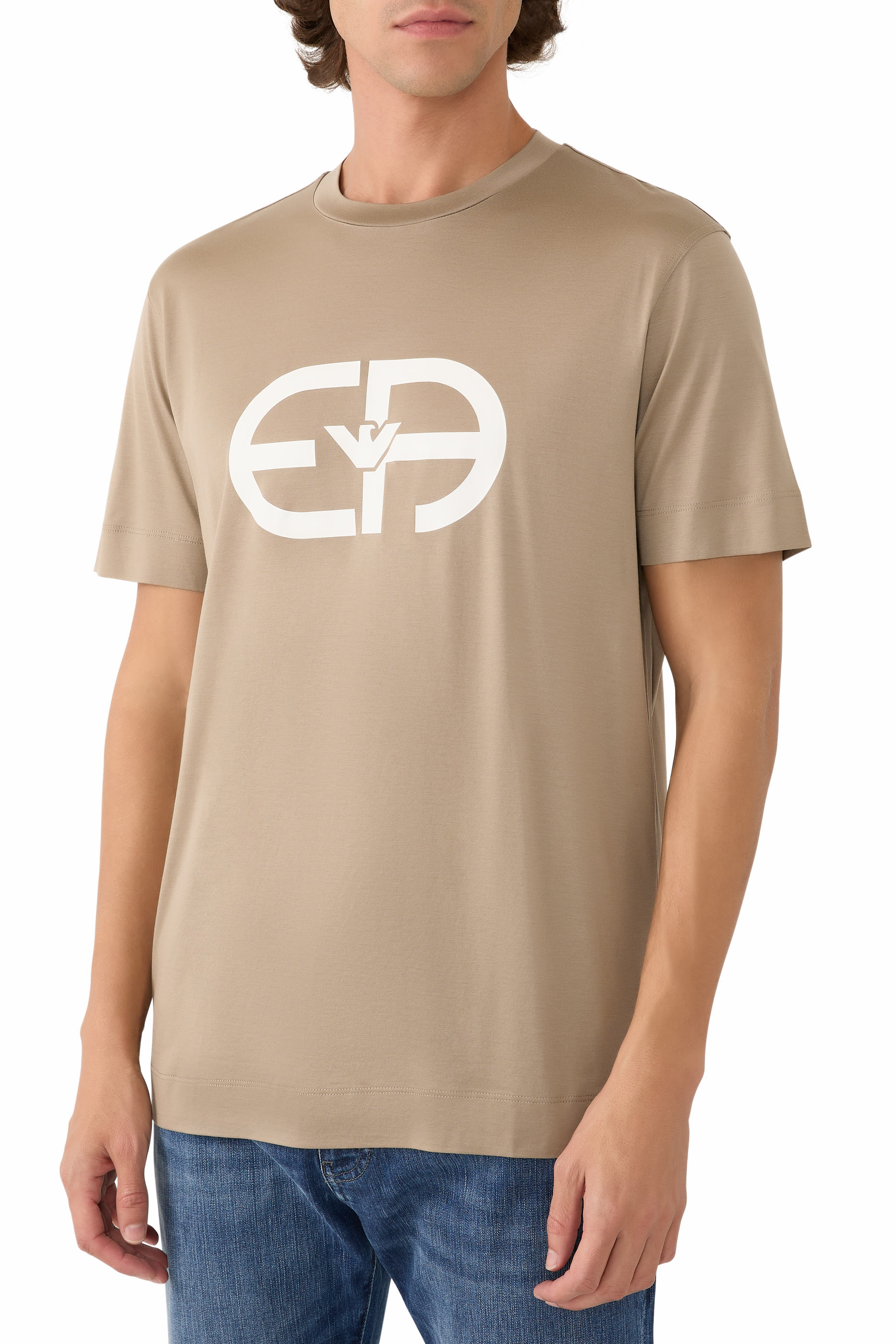 تيشيرت بطبعة شعار الماركة وياقة ضيقة