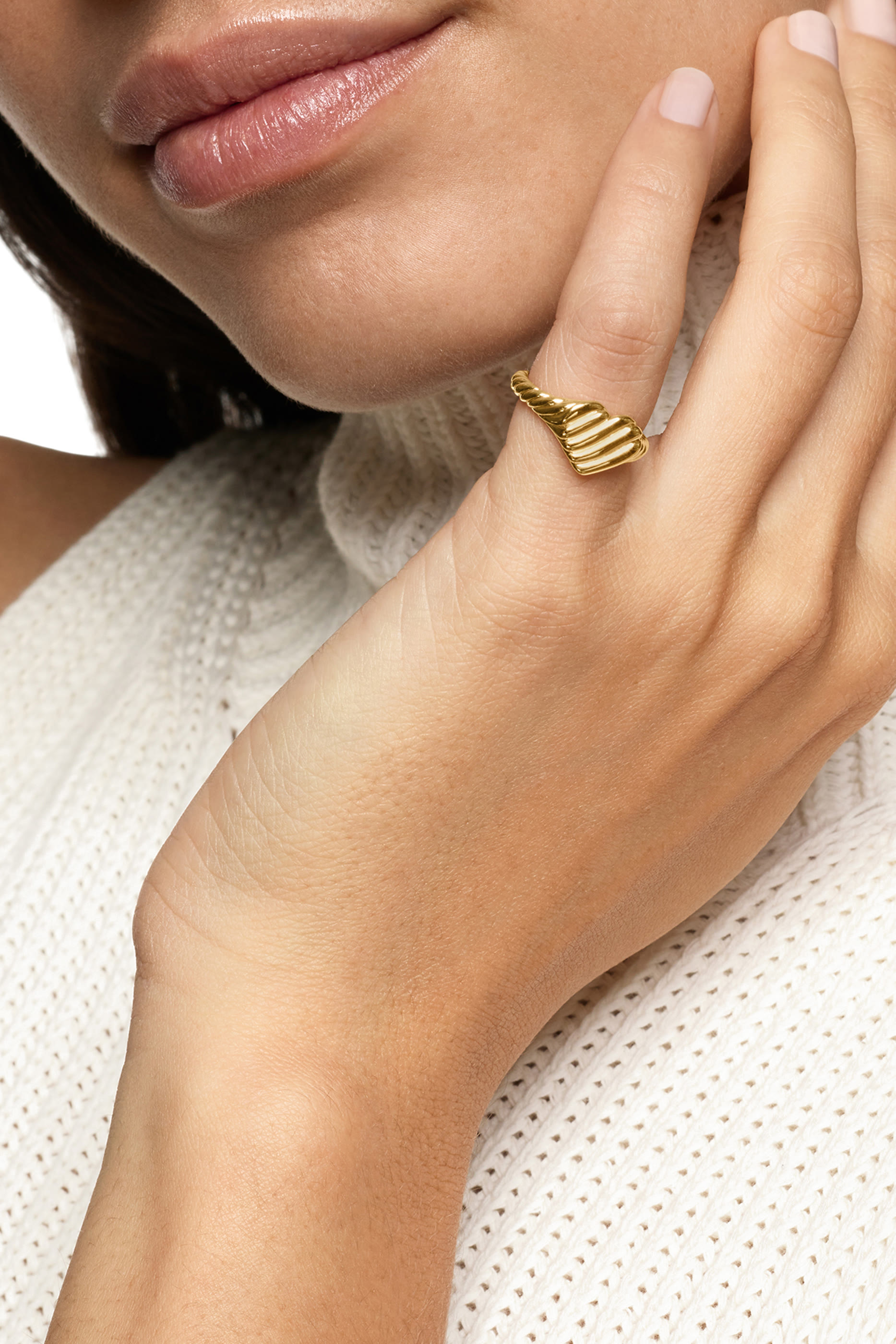 خاتم خنصر بتصميم قلب منحوت بشكل مجدول ذهب أصفر عيار 18 