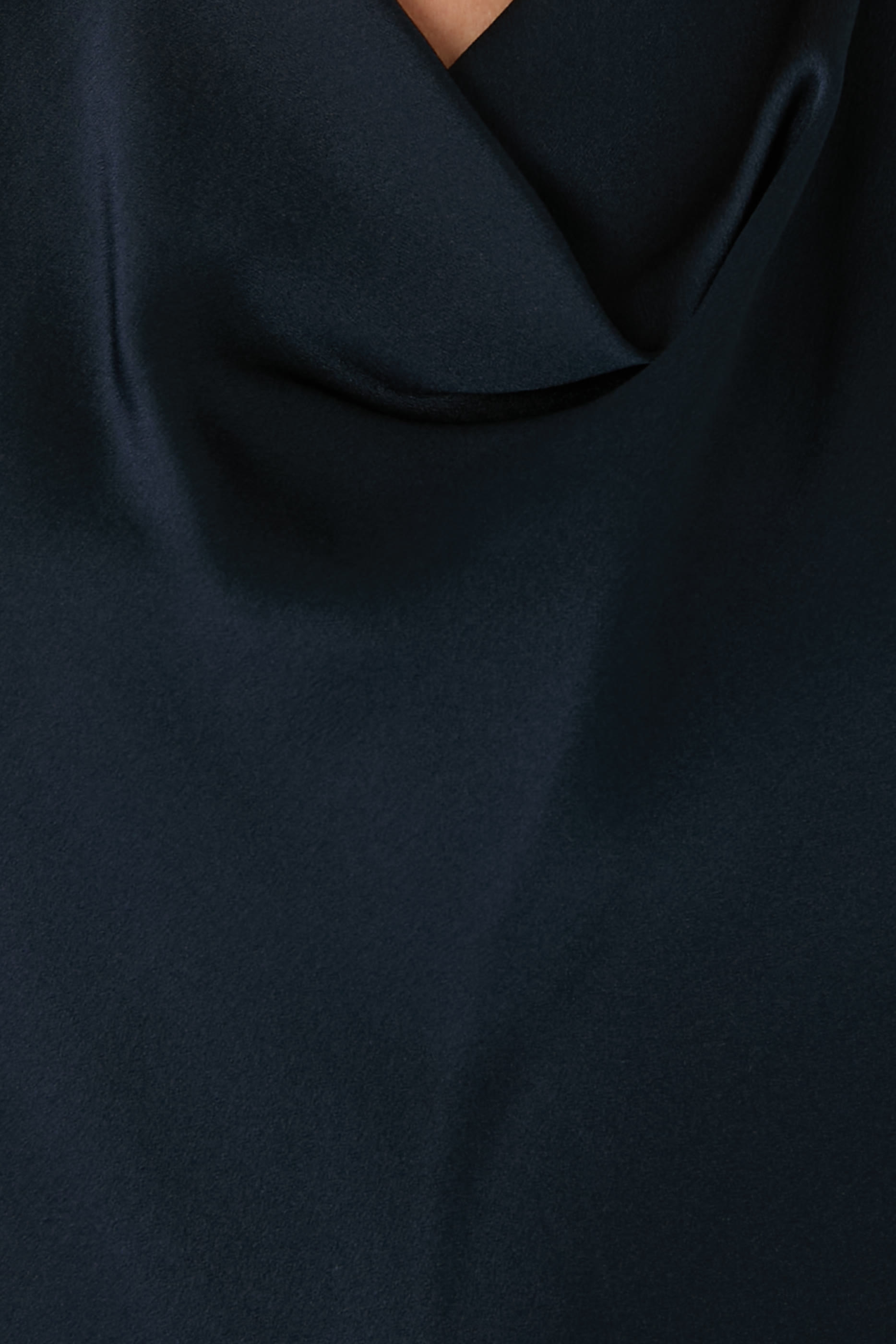 بلوزة حرير بياقة مطوية