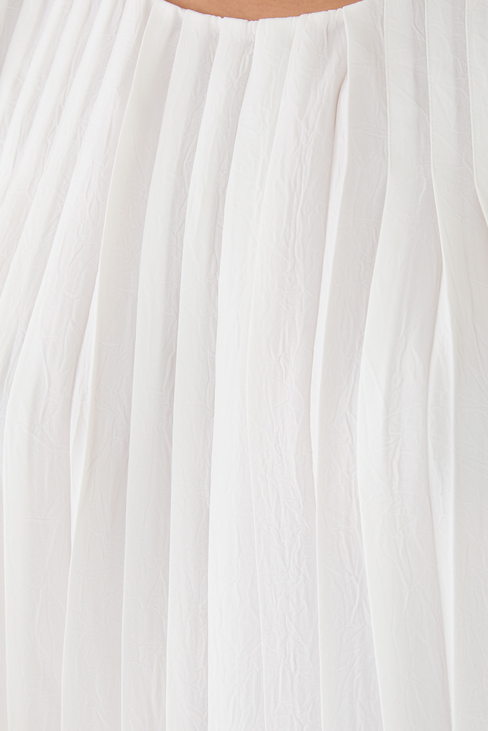 بلوزة بقصة واسعة نحو الأسفل بطيات