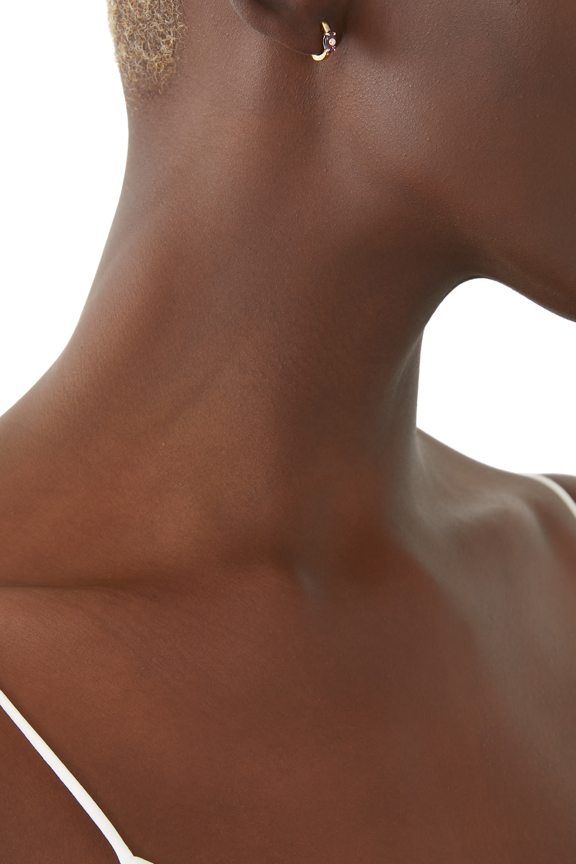 أقراط هاجي صغيرة منحوتة مرصعة بالماس والجمشت ذهب أصفر عيار 14