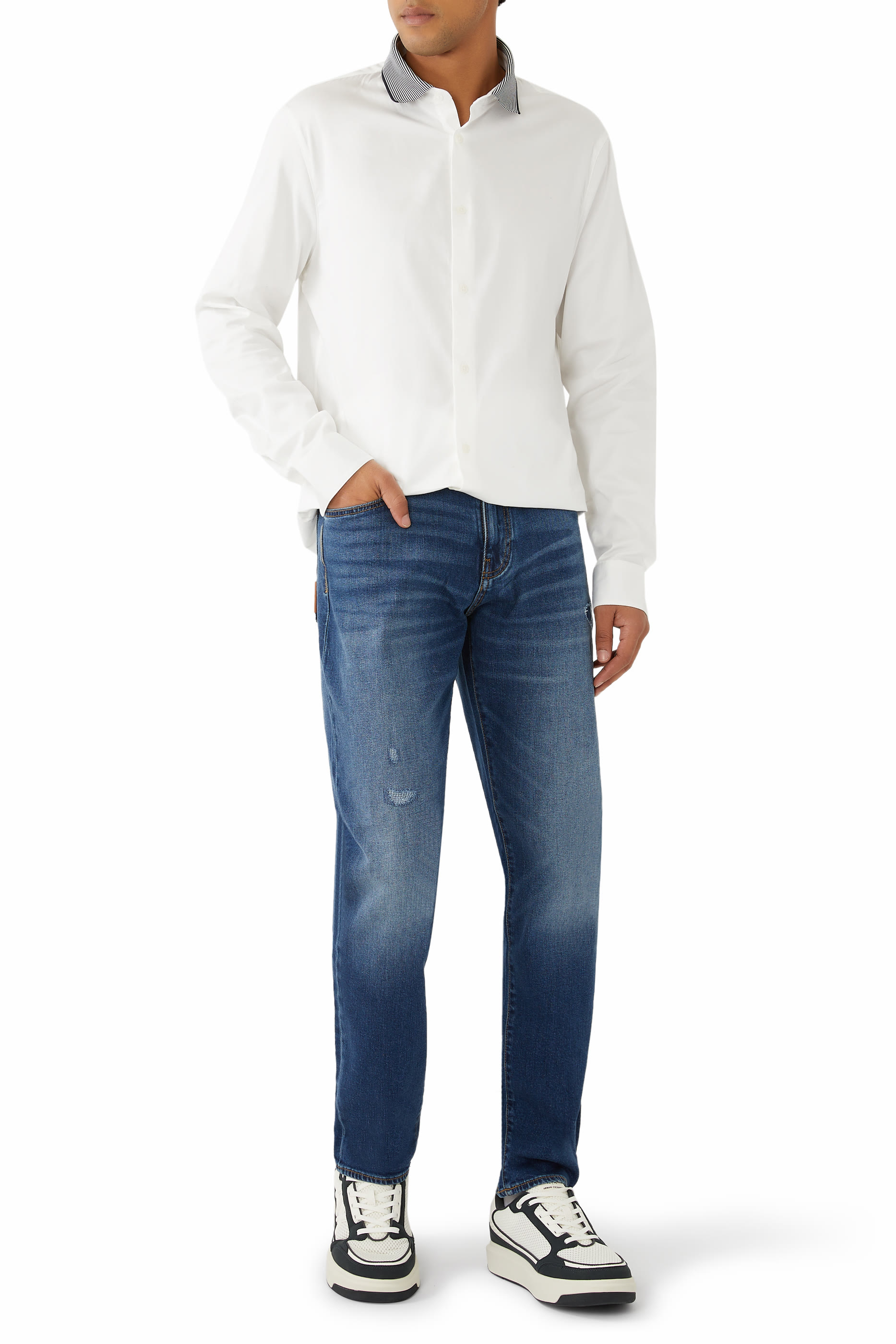 بنطال جينز بقصة ضيقة