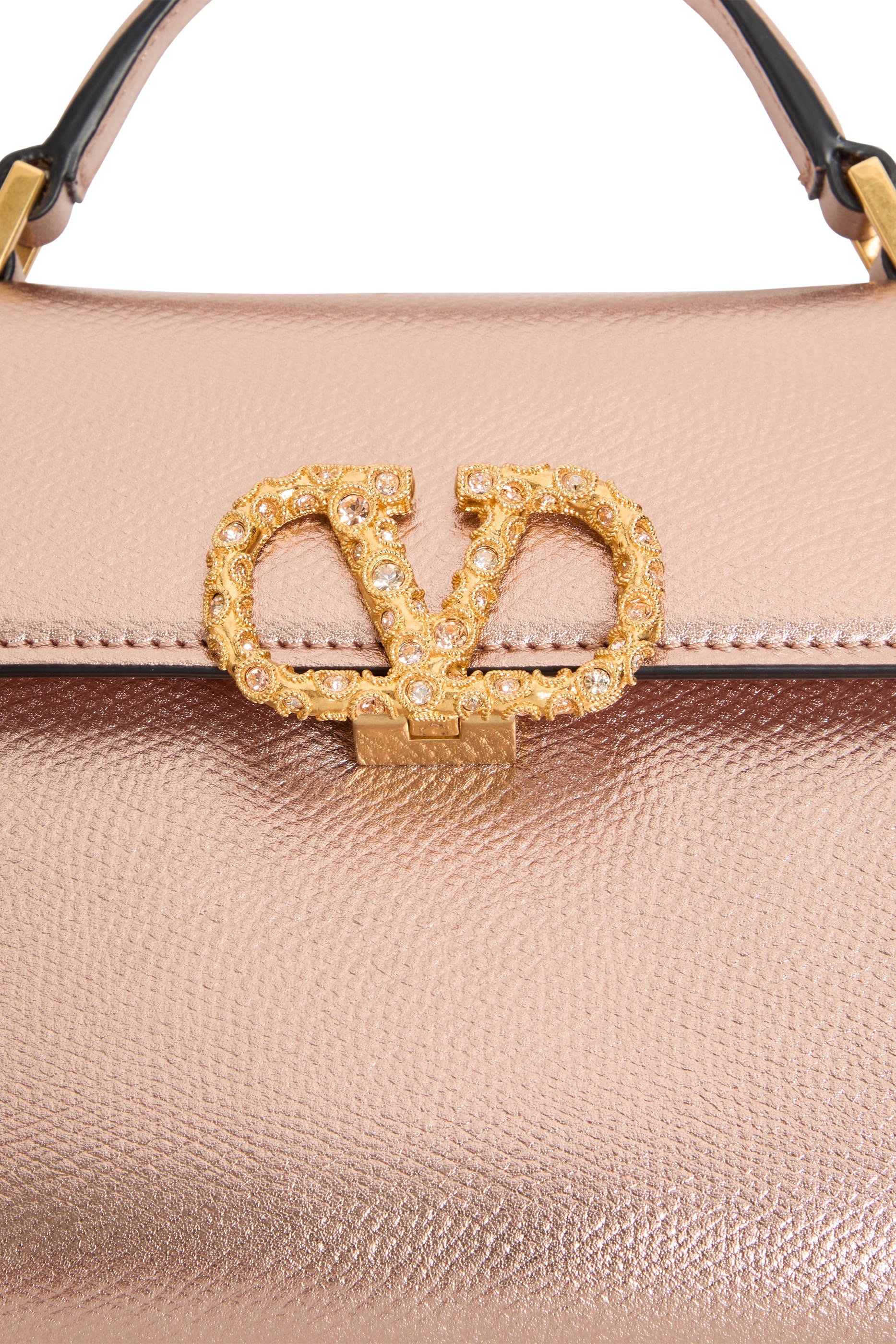 حقيبة يد صغيرة بشعار حرف V مرصعة بحلي