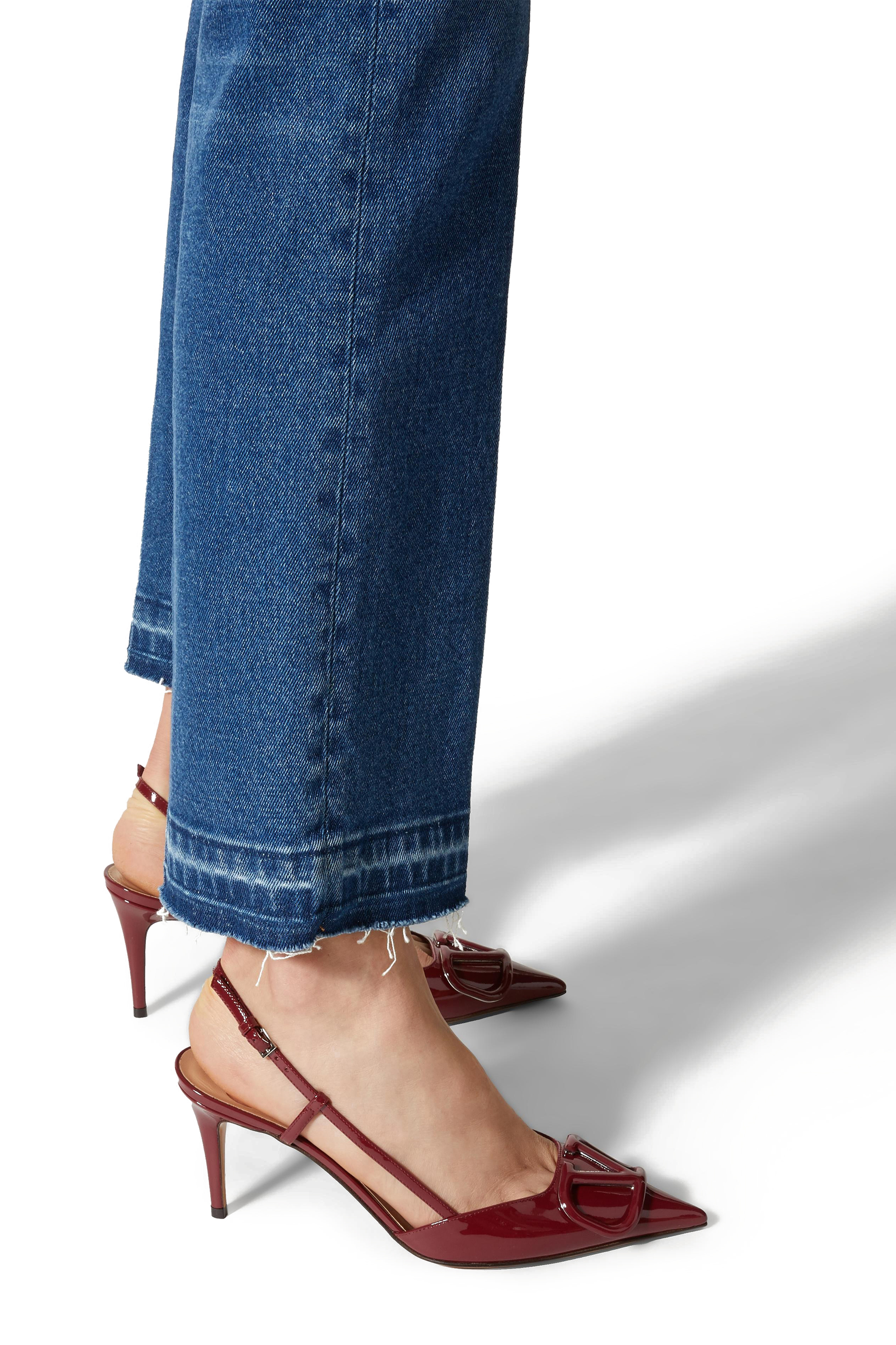 حذاء كلاسيك بشعار حرف V