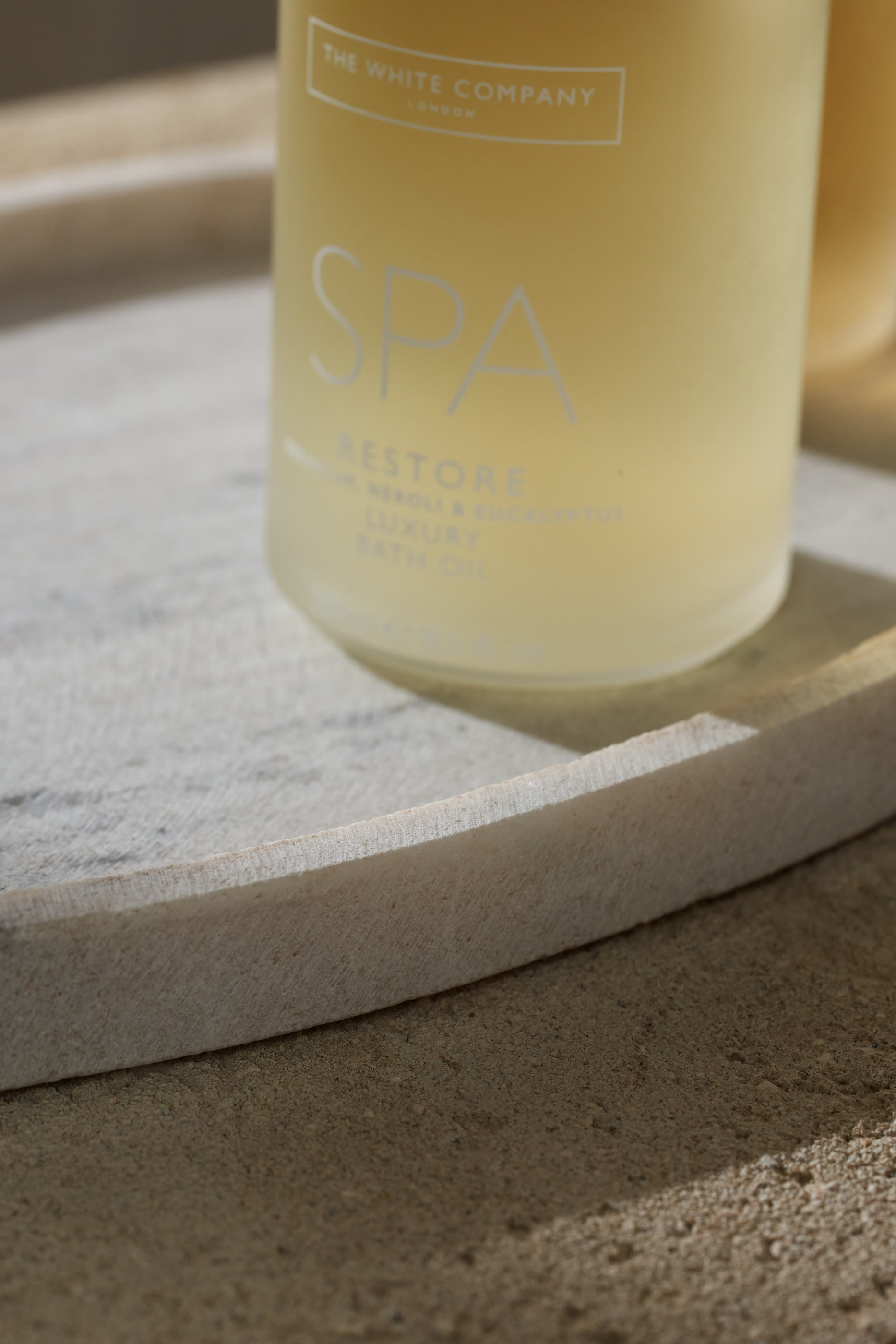 لوح رخامي بيضاوي