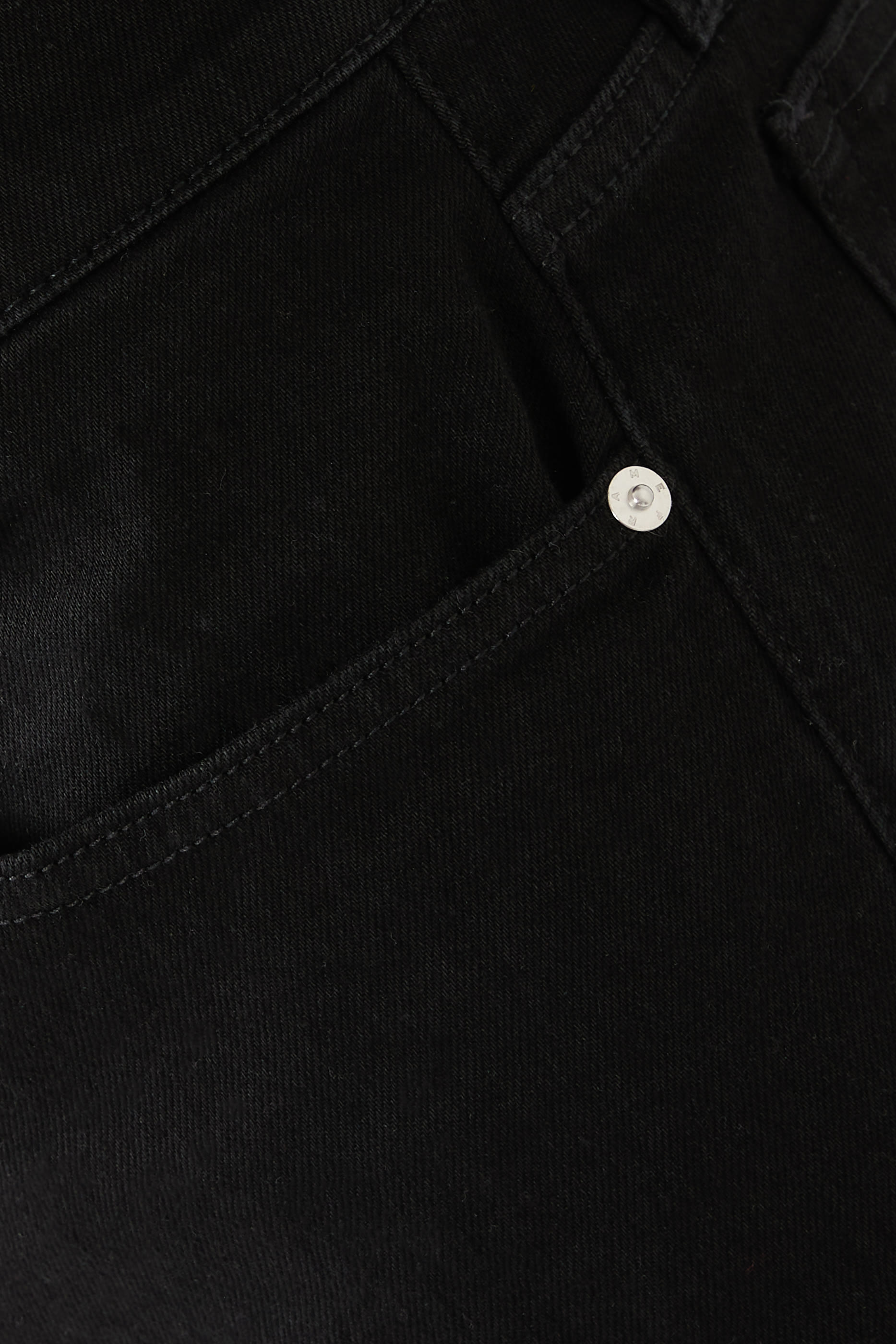 بنطال جينز بقصة ضيقة