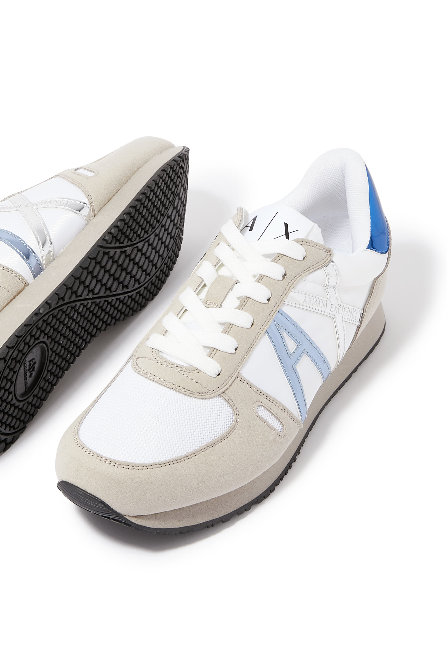 سنيكرز بشعار الماركة ألياف دقيقة