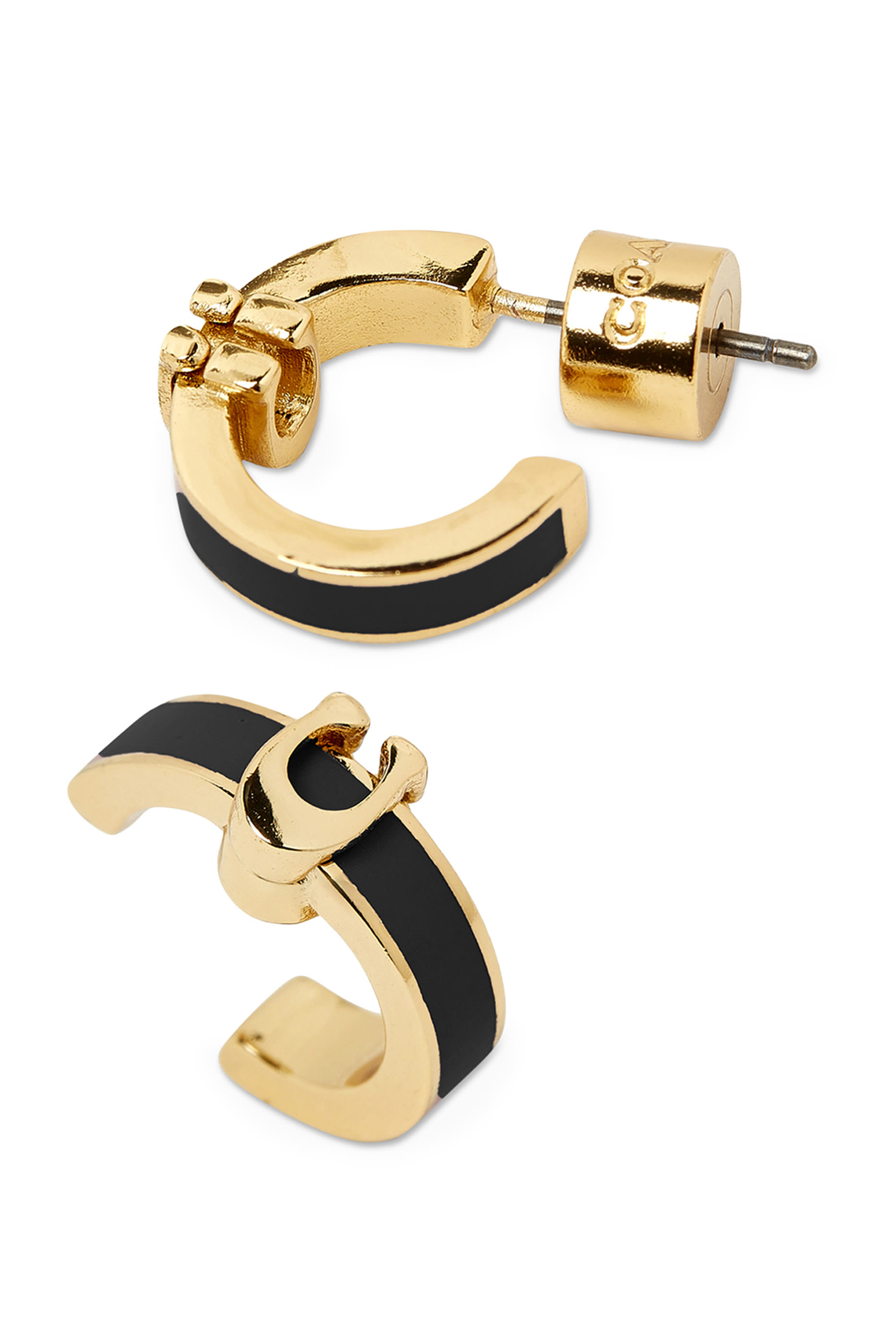 أقراط هاجي بطلاء مينا وشعار الماركة