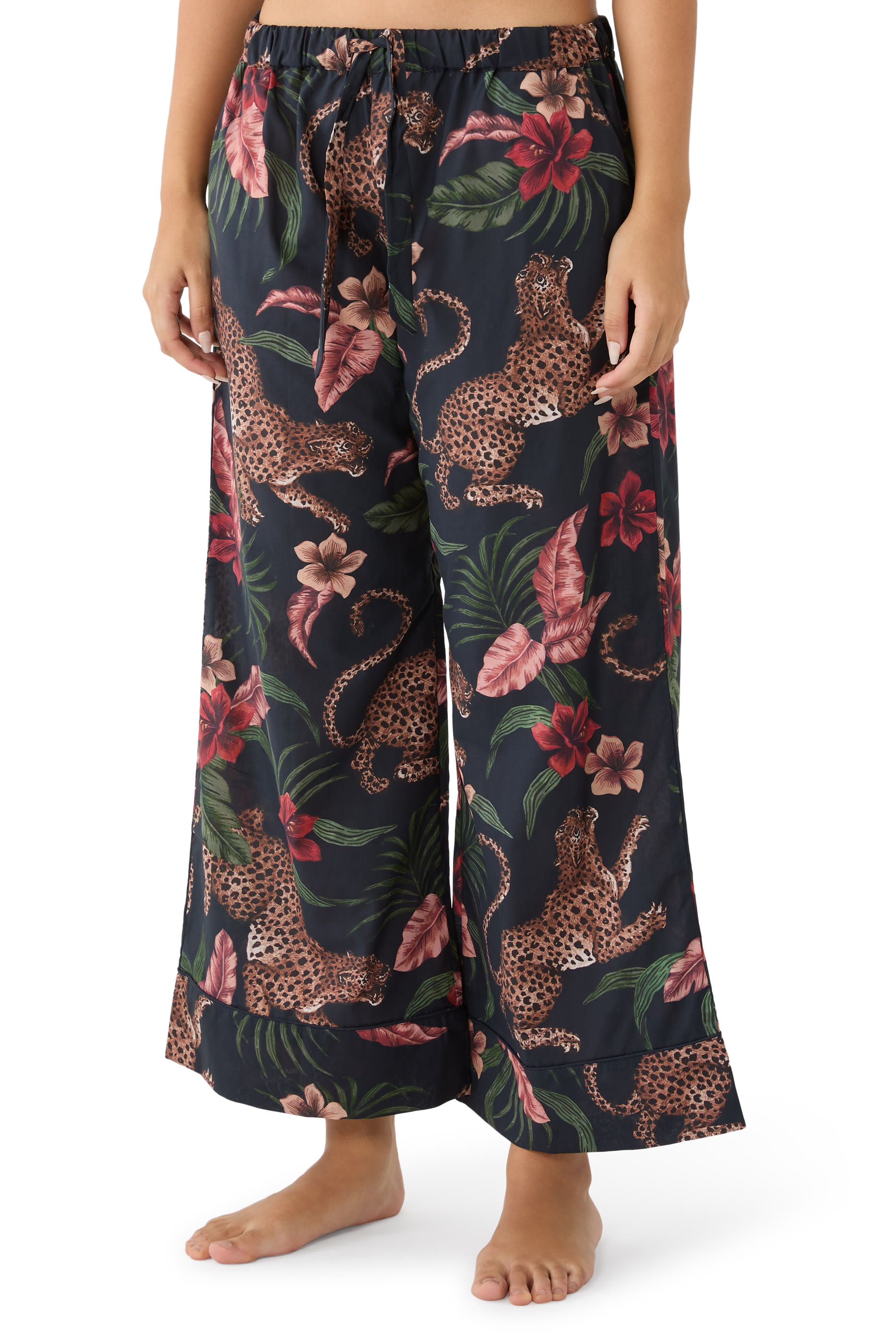 طقم بلوزة كاميسول بنقشة جلد النمر وبنطال بقصة ساق واسعة 