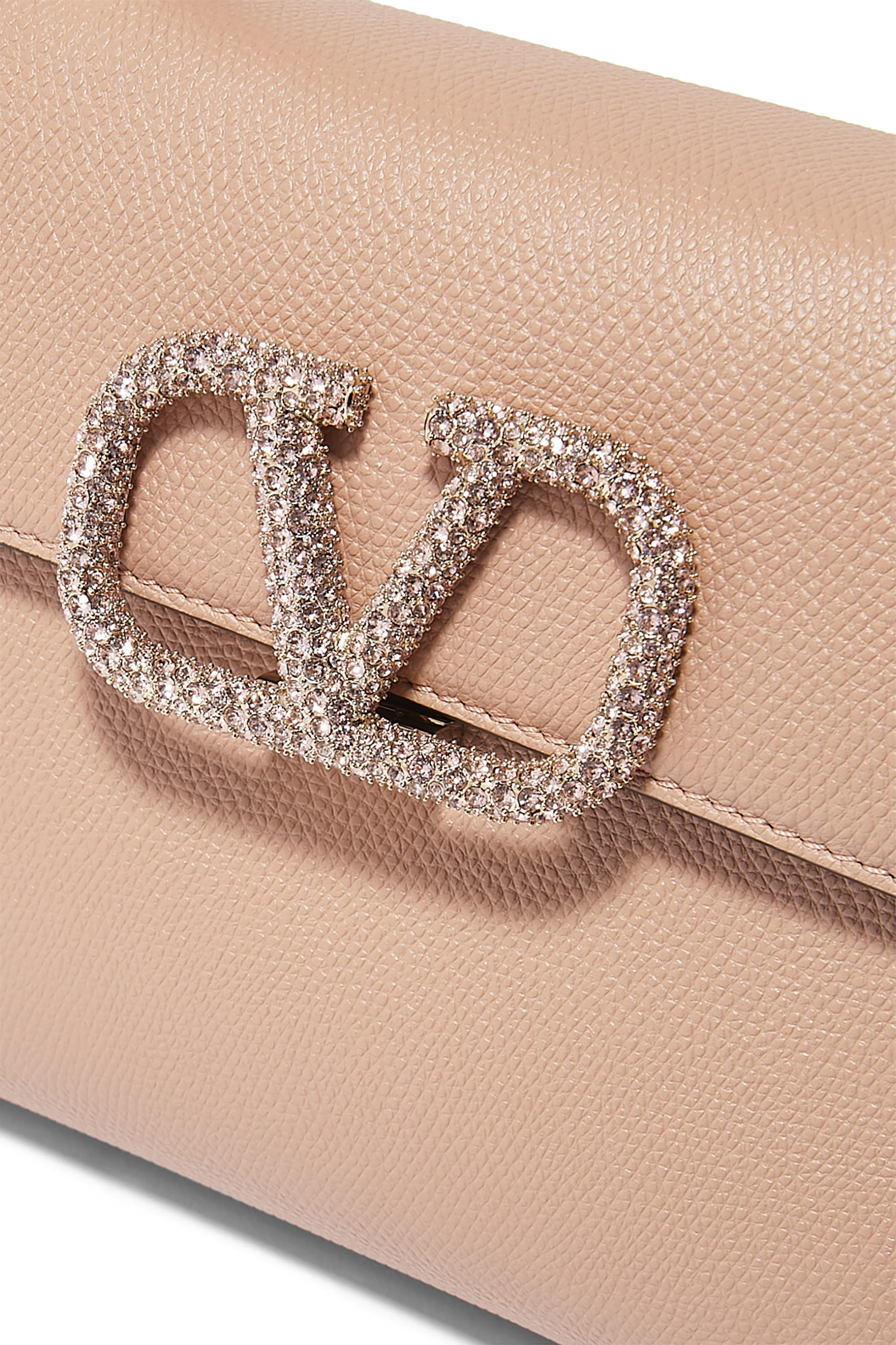 حقيبة صغيرة بيد علوية وشعار الماركة