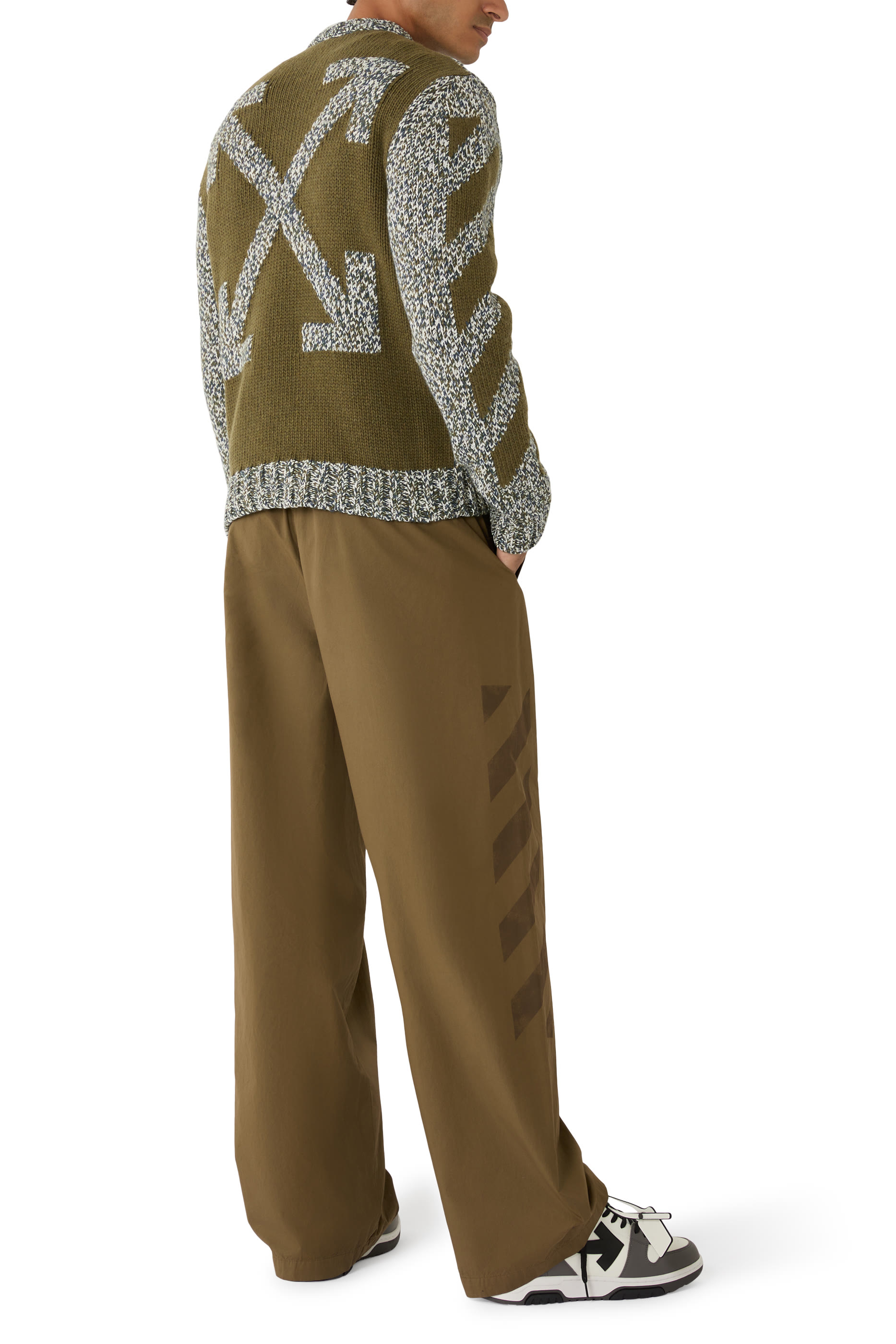 كنزة بخطوط أفقية ونقشة شعار الماركة منسوجة بياقة ضيقة