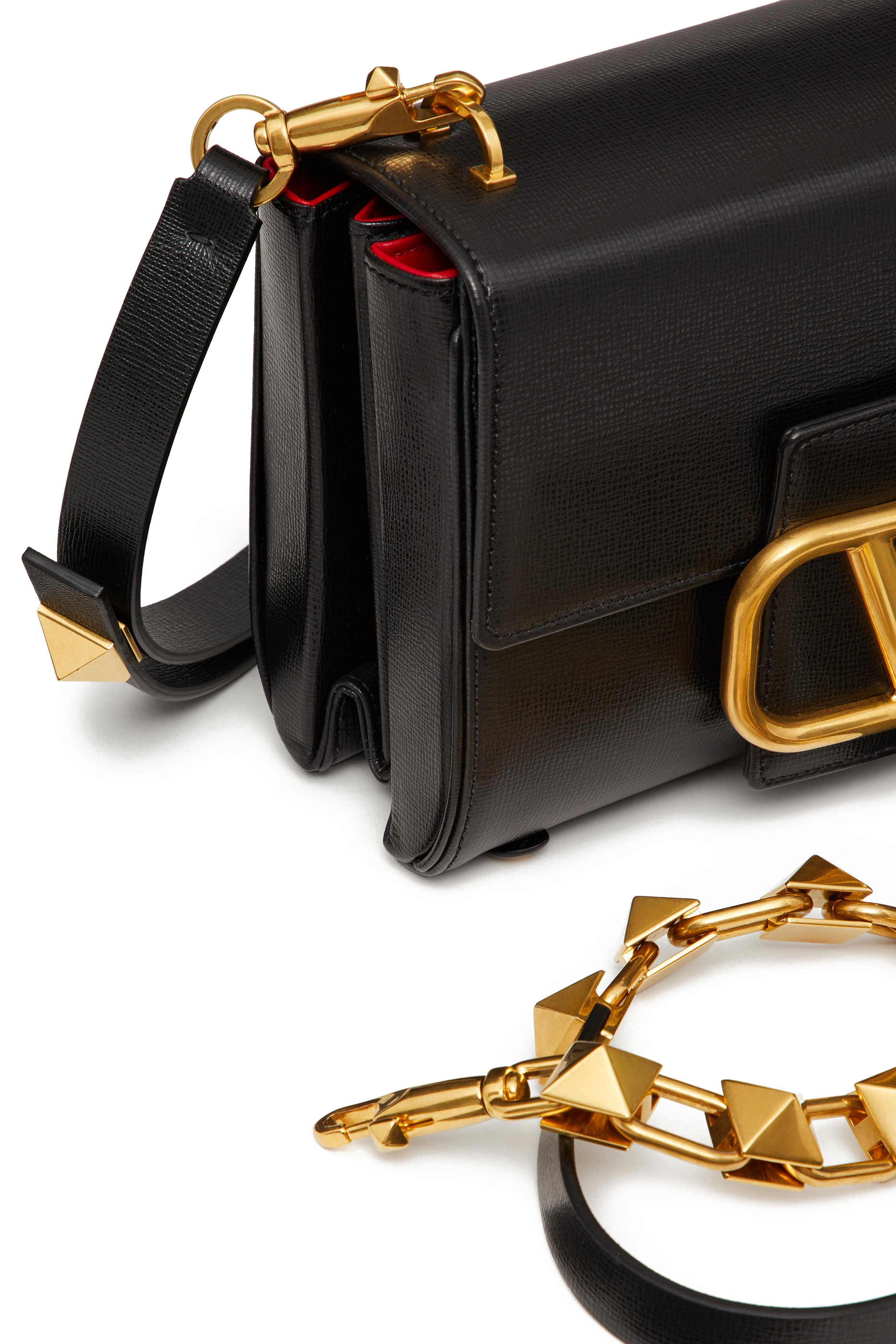 حقيبة كتف جلد بشعار حرف V