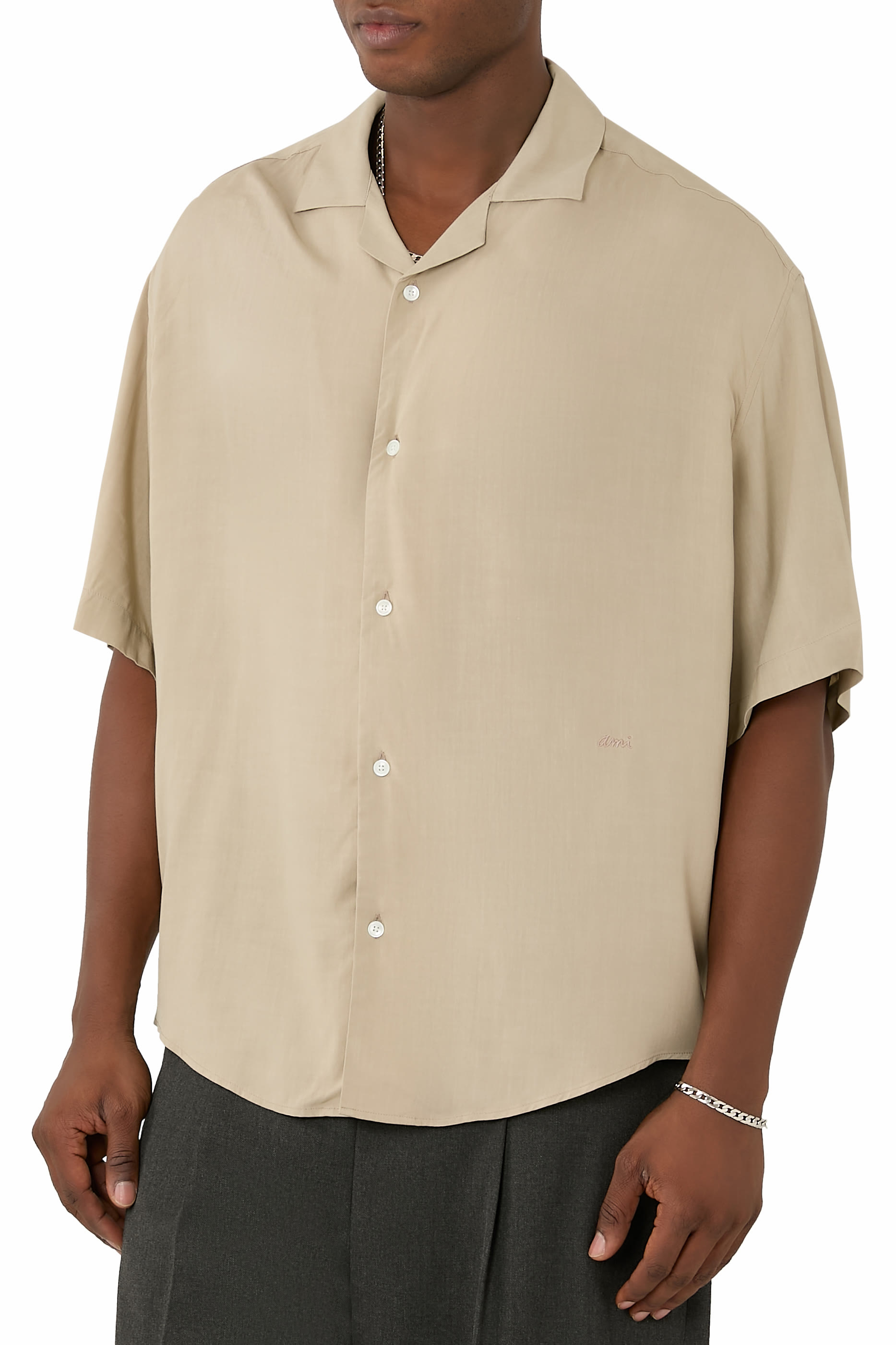 قميص بياقة مطوية وشعار الماركة