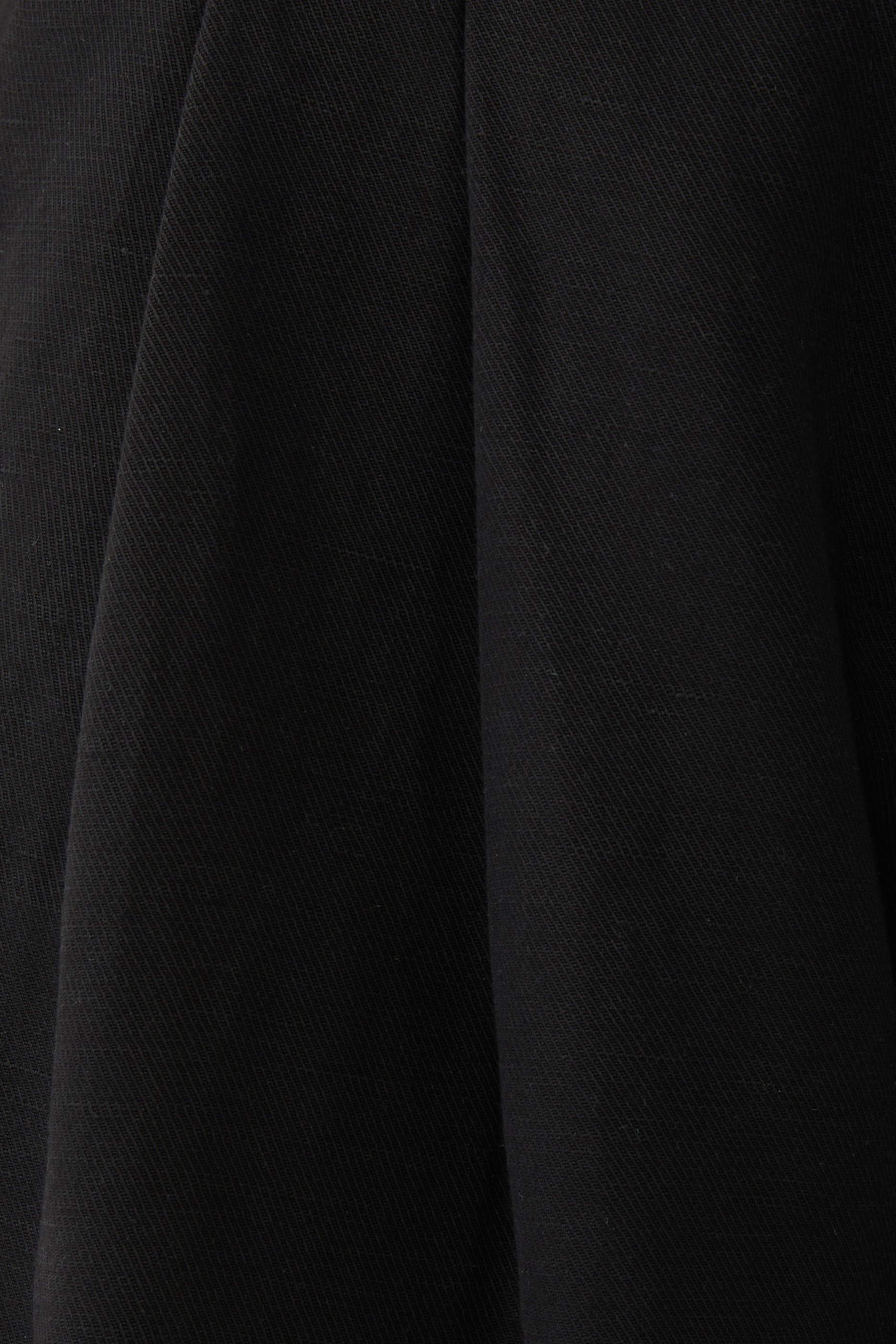 بنطال بطيات وقصة ساق واسعة