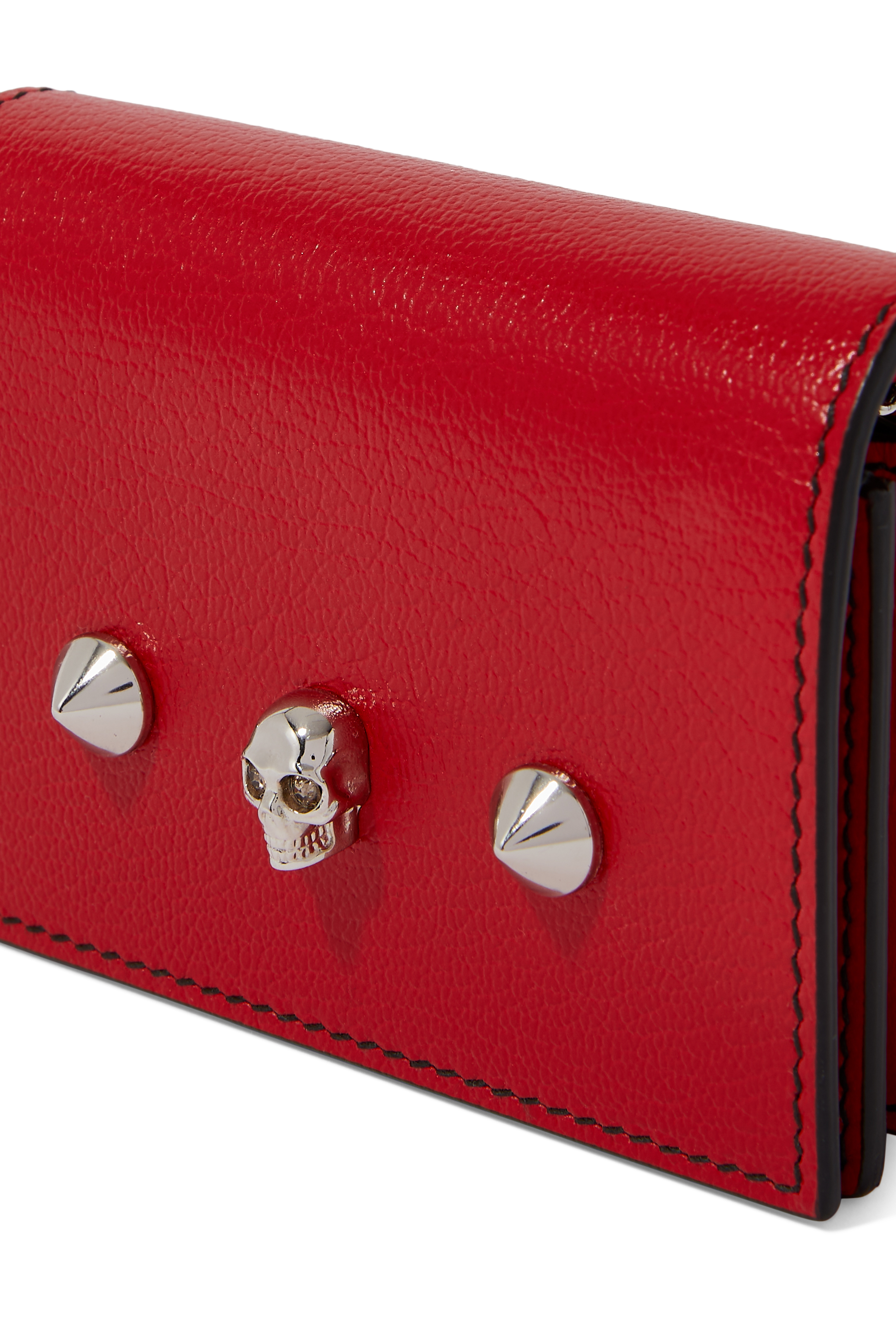 محفظة بسلسلة وحلية جمجمة