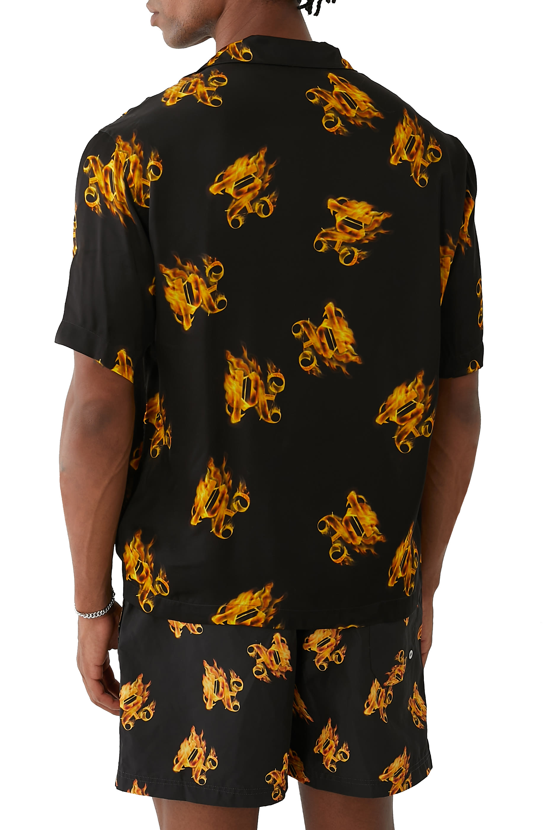 قميص بنقشة حروف شعار الماركة بنمط ملتهب