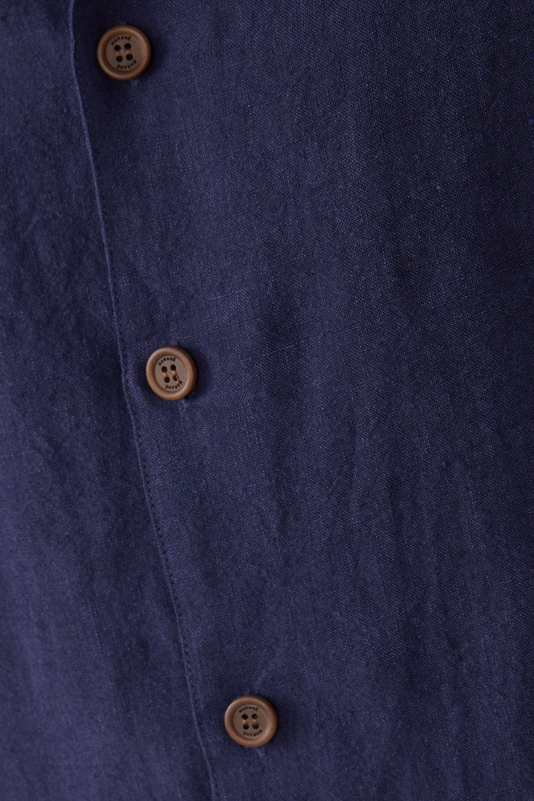 قميص بياقة مطوية