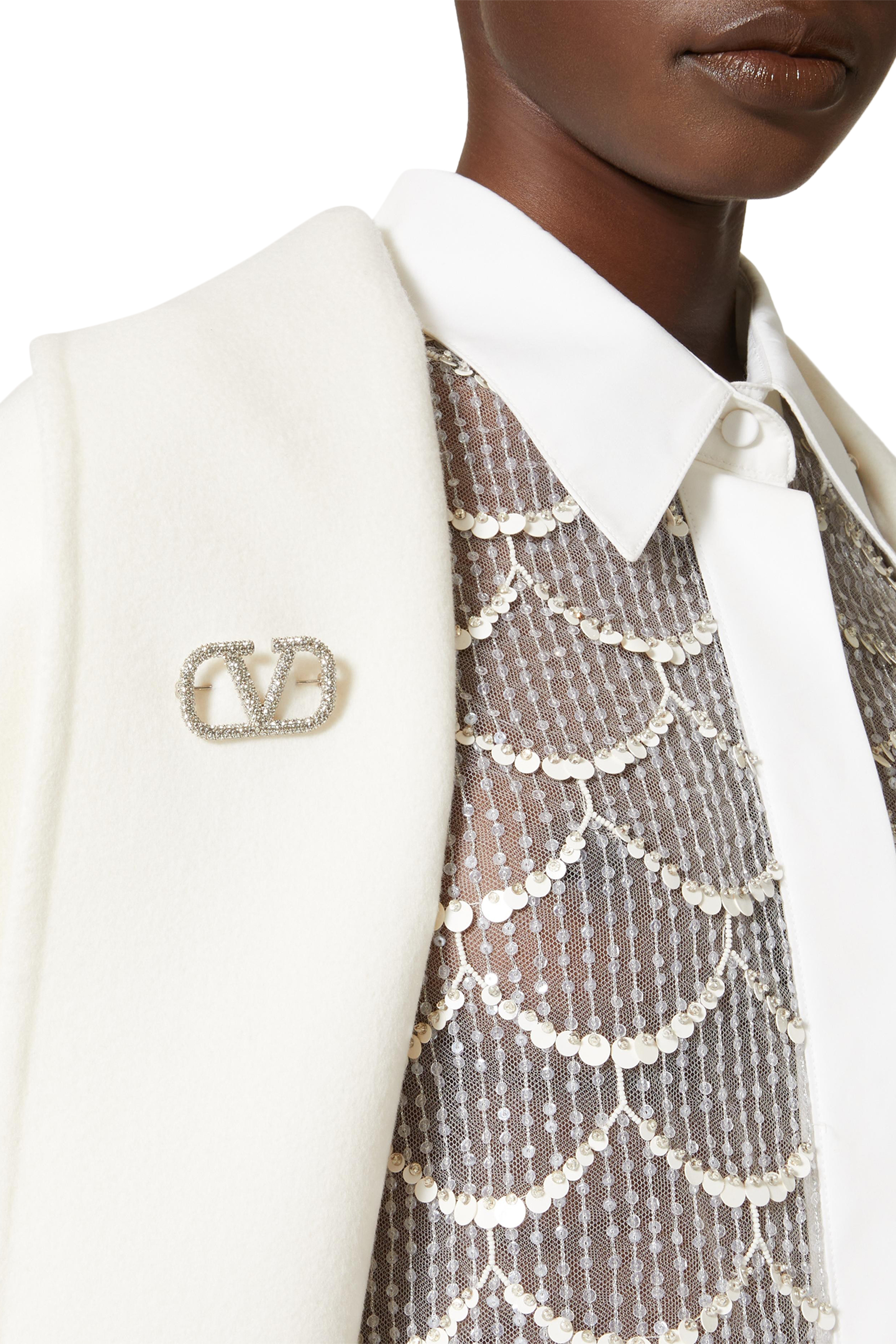 بروش بتصميم شعار V مرصع بكريستال سواروفسكي