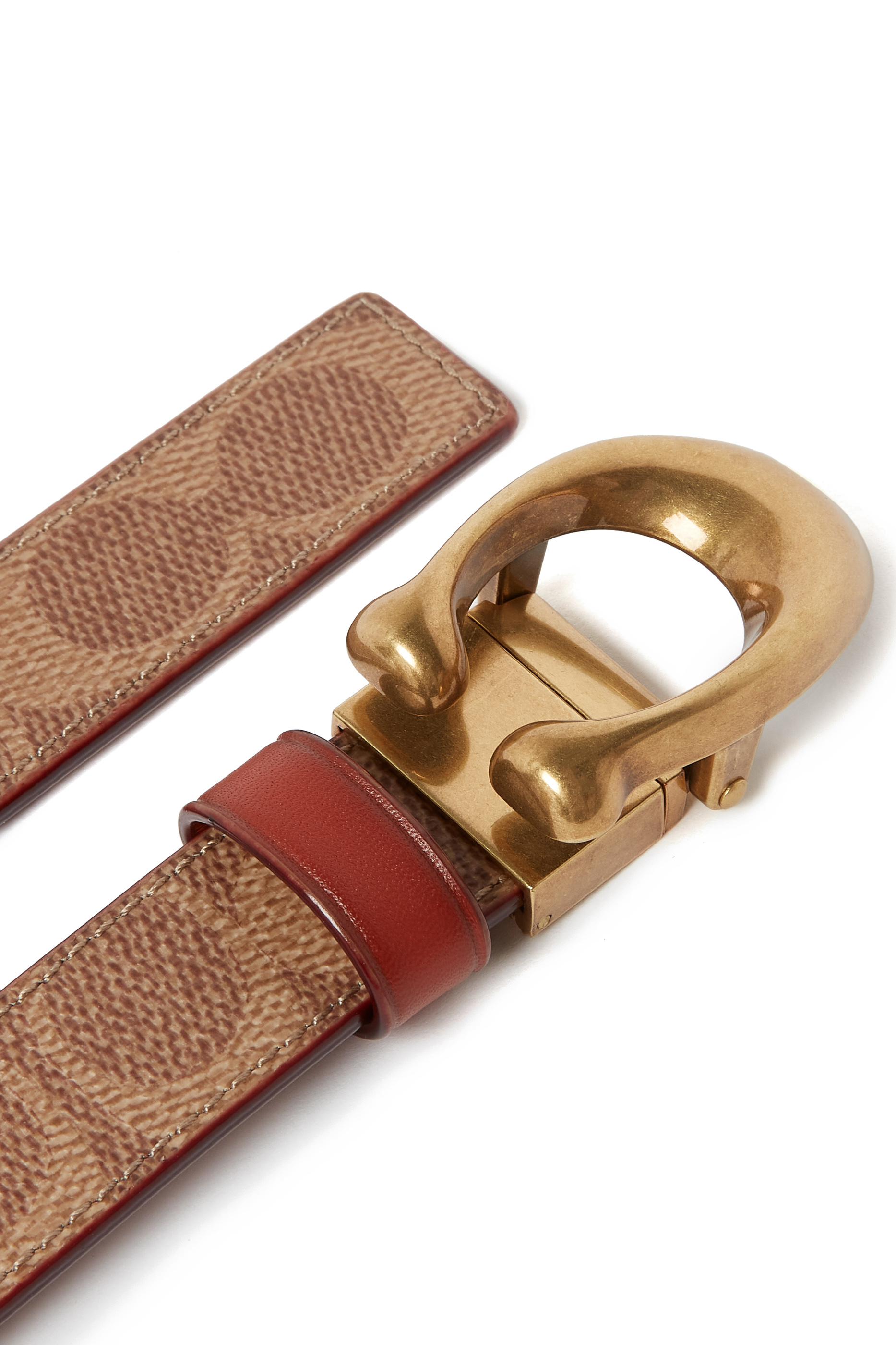 حزام بتصميم وجهين بشعار C