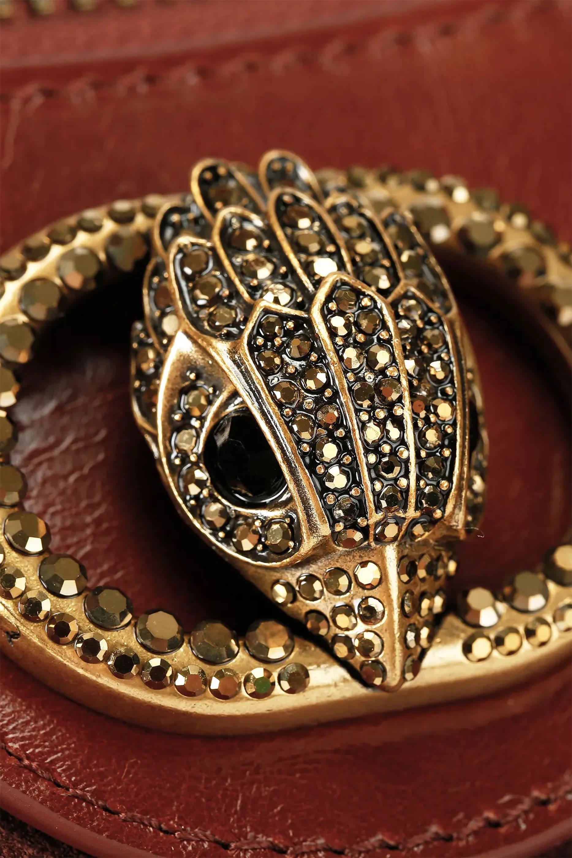 حقيبة هوبو تشيلسي صغيرة بفراشة