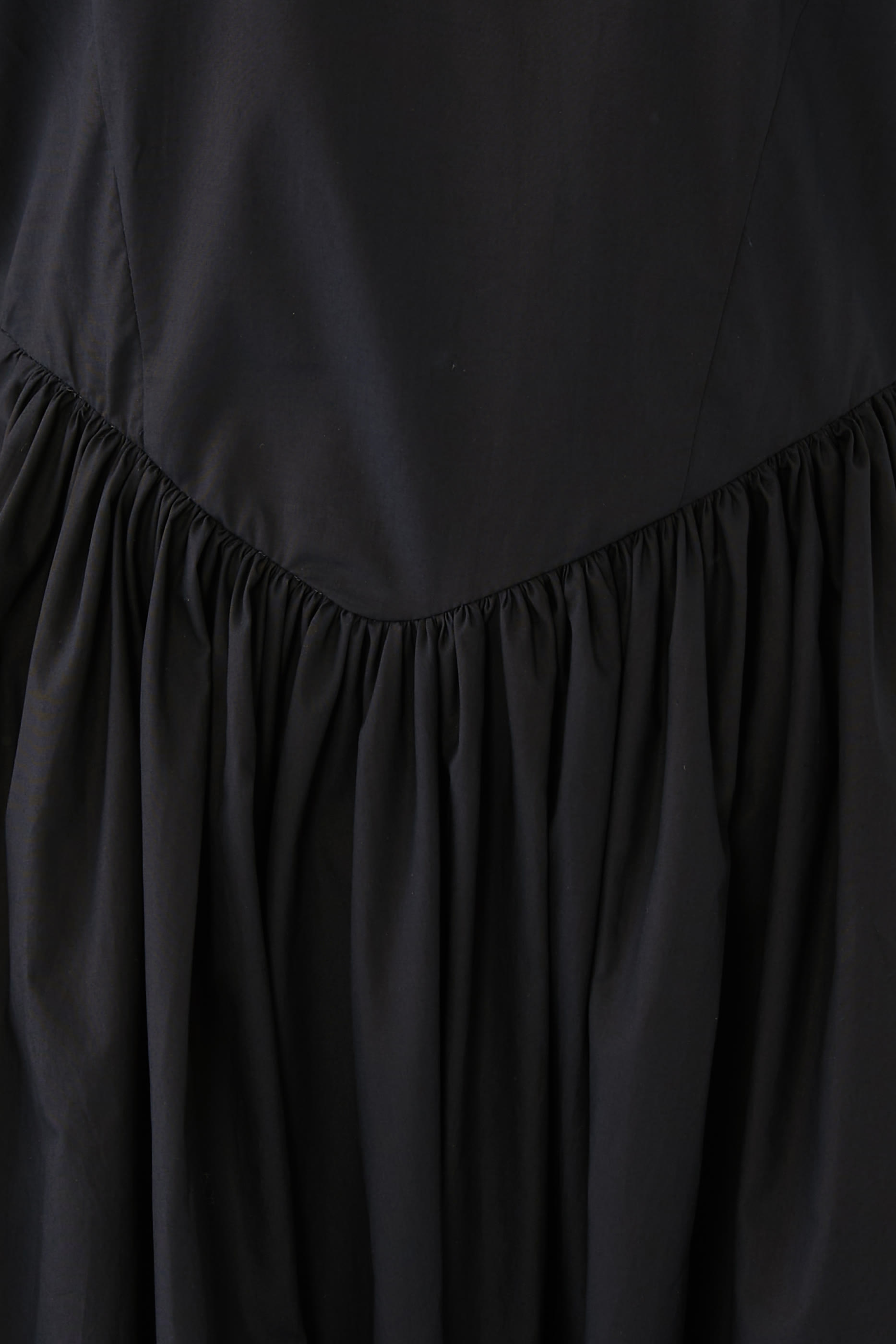 فستان طويل بطيات