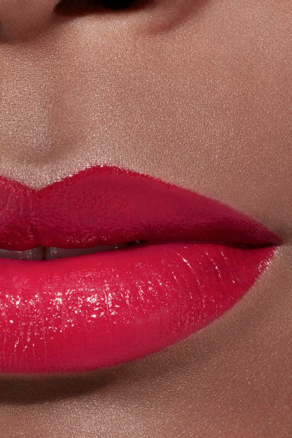 لون وإشراقة وكثافة بلمح البصر. ROUGE COCO FLASH