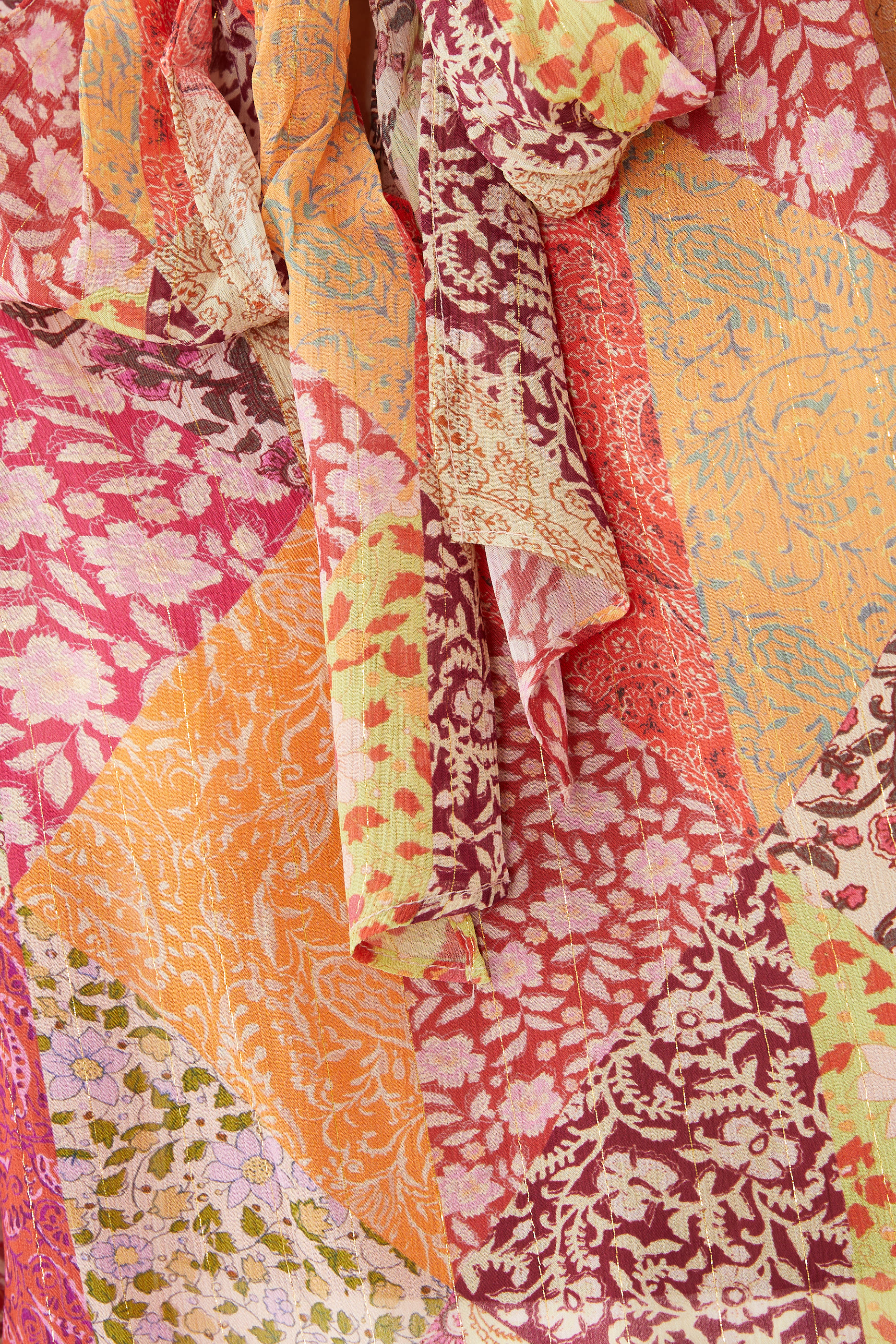 بلوزة جوفي بتصميم برقعات