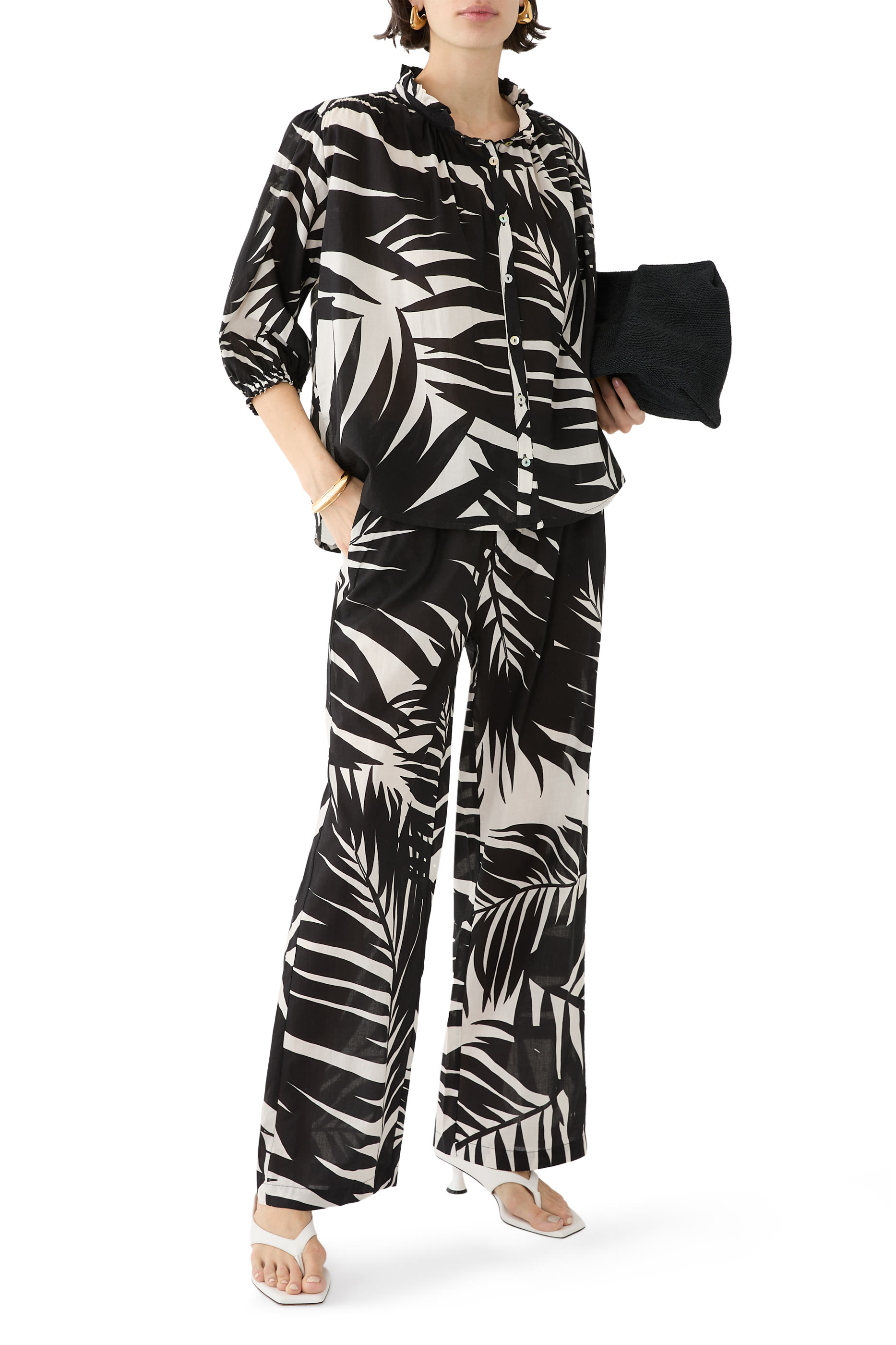 قميص بأكمام قصيرة وطبعة نخيل