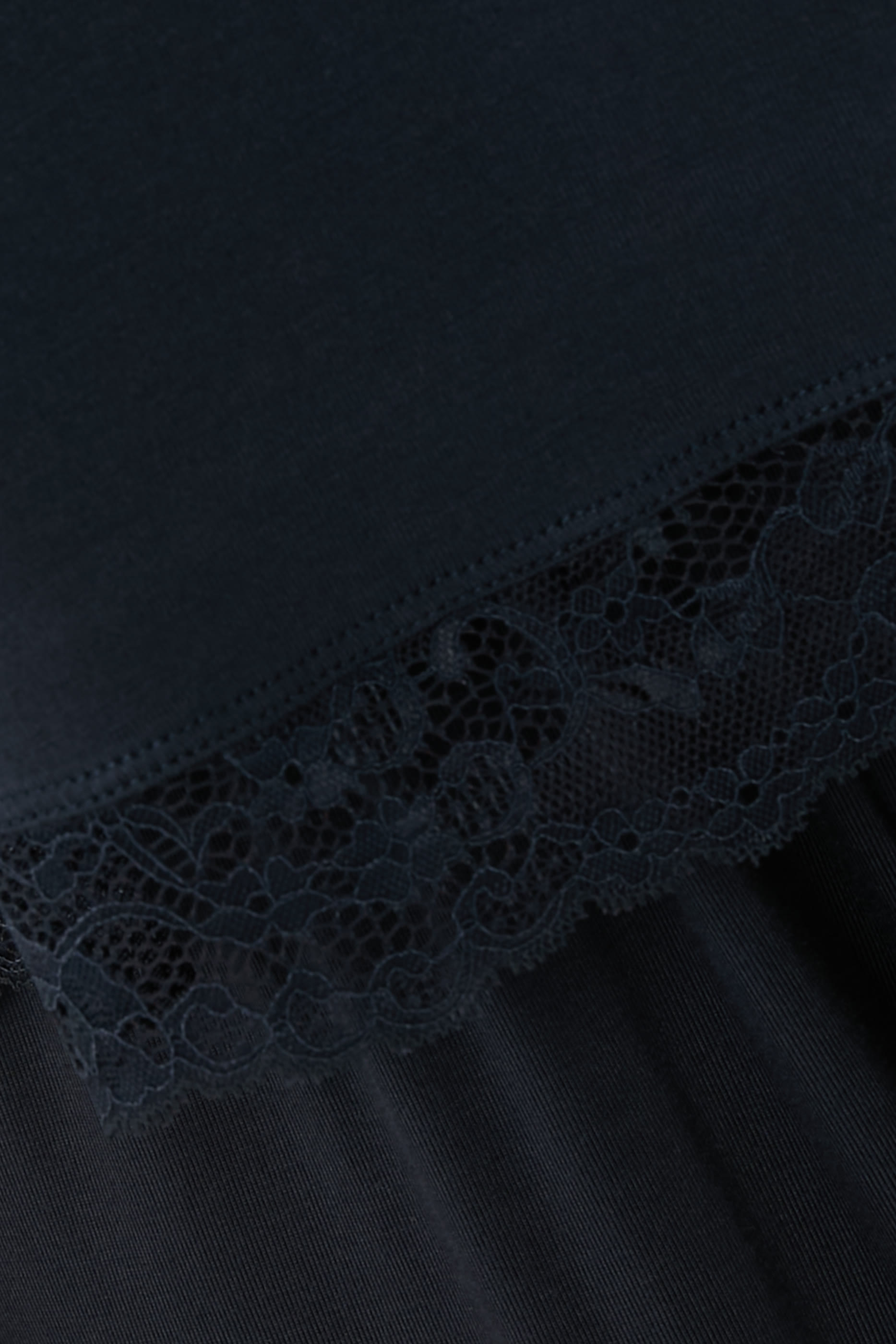 طقم بيجامة بحواف دانتيل جيرسيه