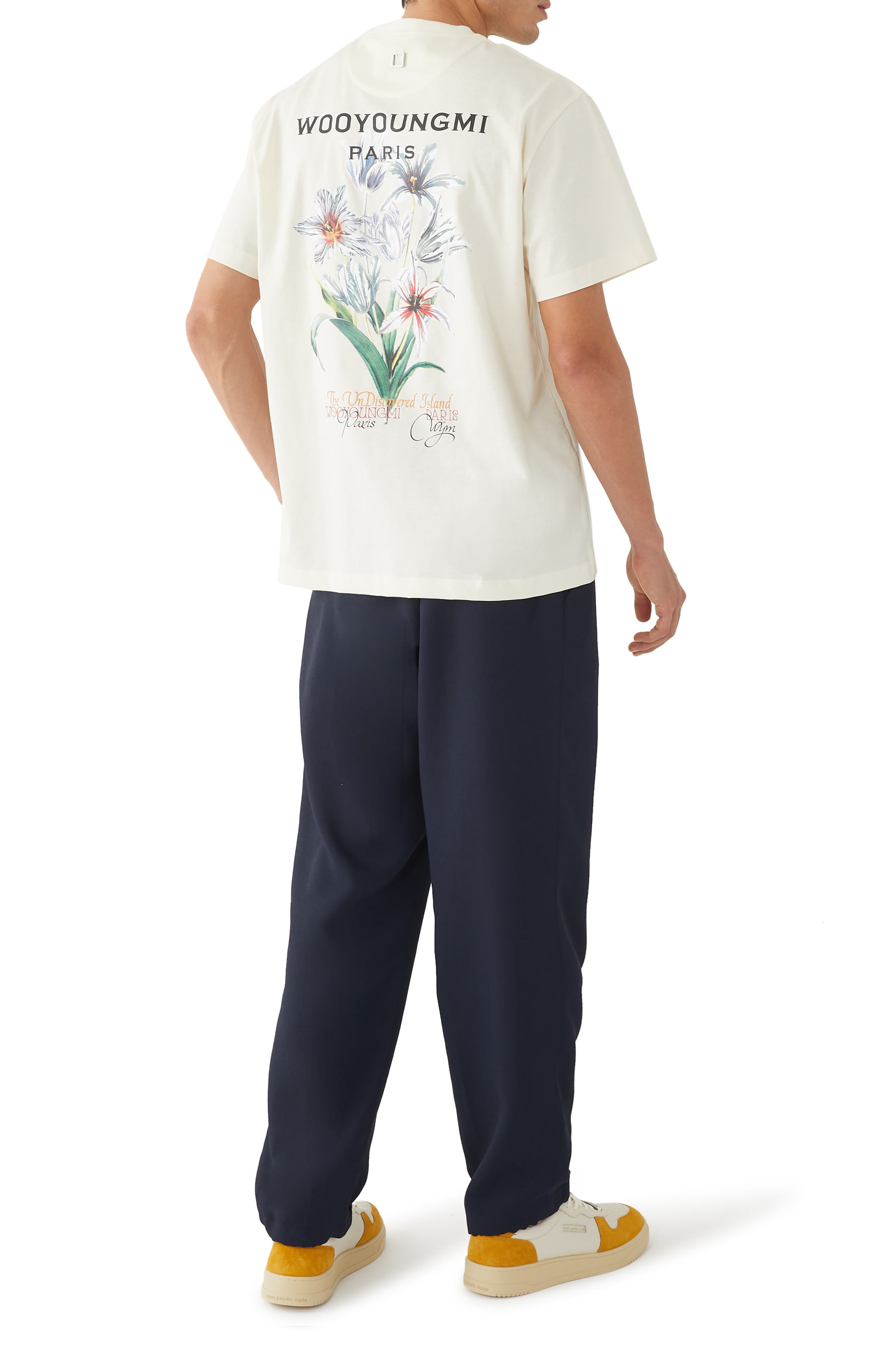 تيشيرت بطبعة زهرة وشعار الماركة