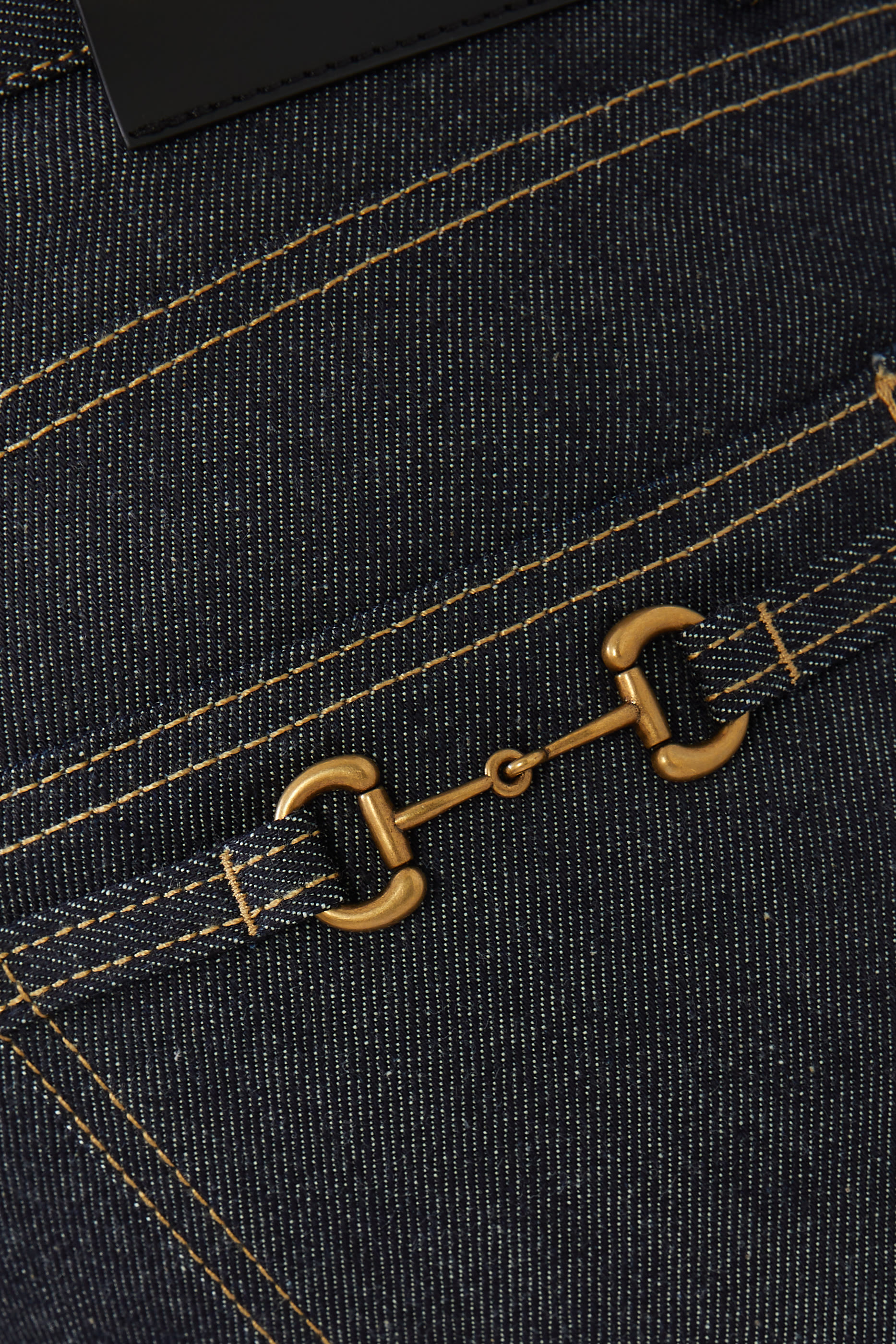 بنطال جينز بقصة ساق تضيق نحو الأسفل وخصر متوسط الإرتفاع