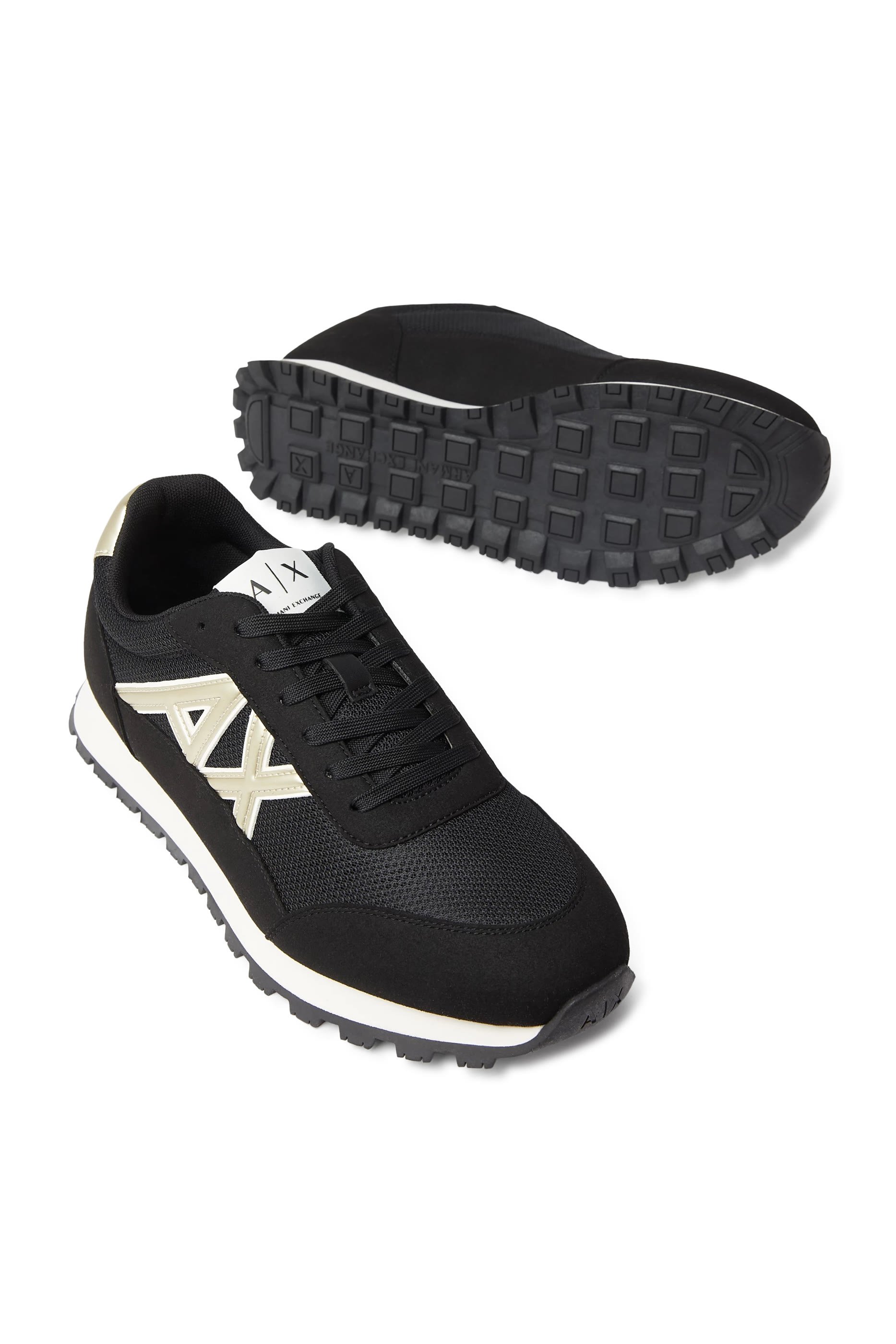 سنيكرز بكاحل منخفض ونقشة شعار الماركة على الجانب