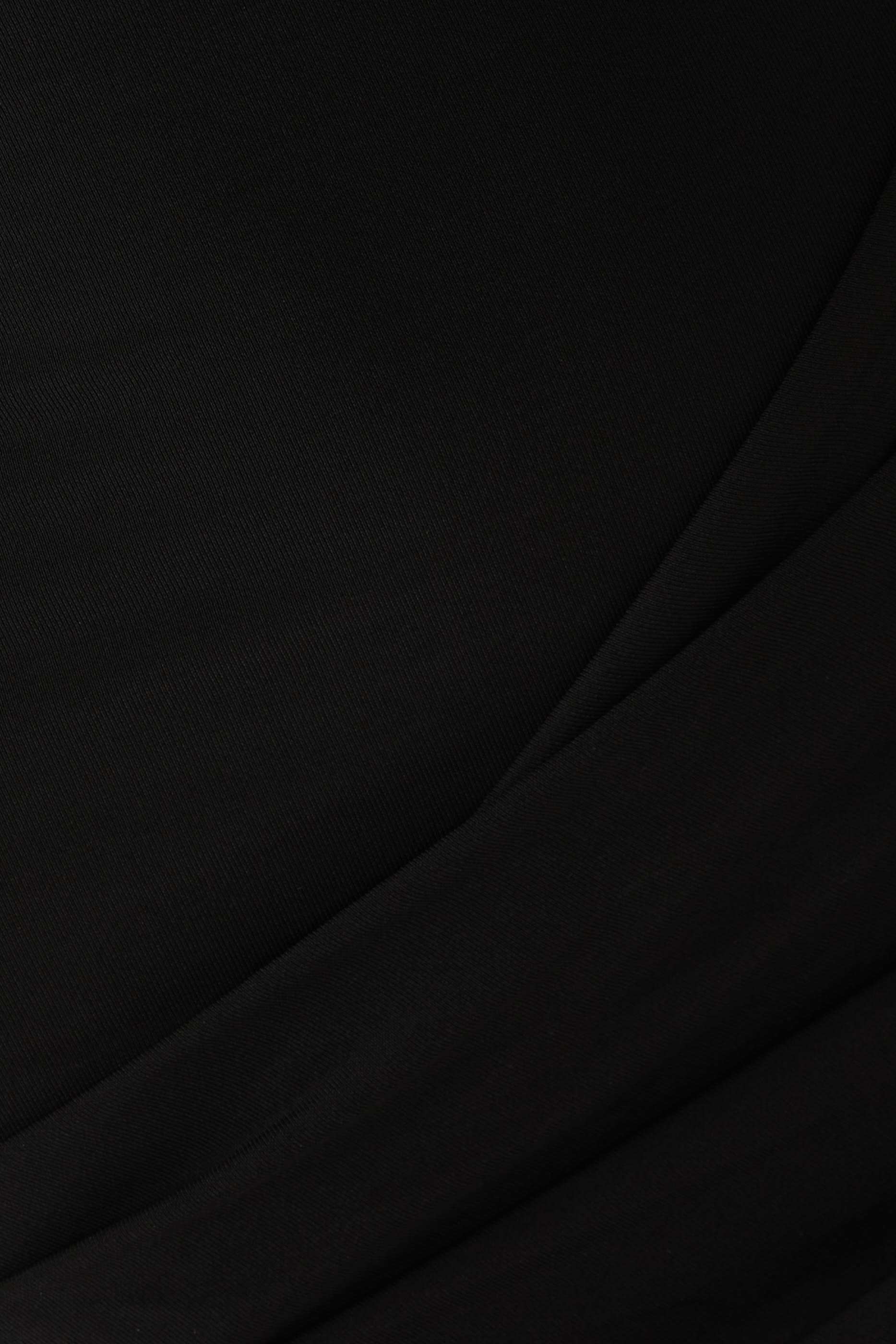 فستان قصير بكتف مكشوف