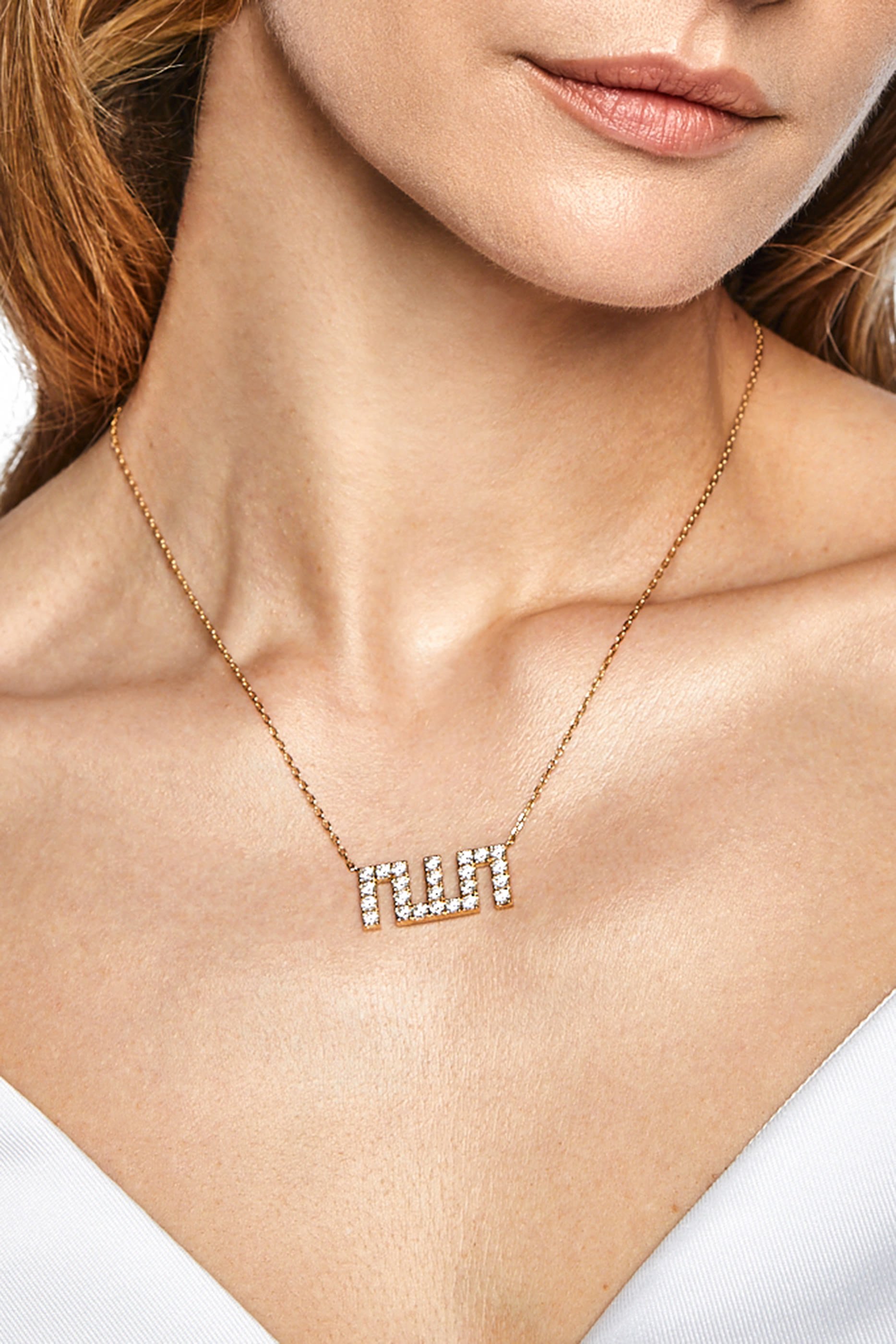 قلادة بدلاية بتصميم كلمة الله مرصعة بالألماس ذهب وردي عيار 18