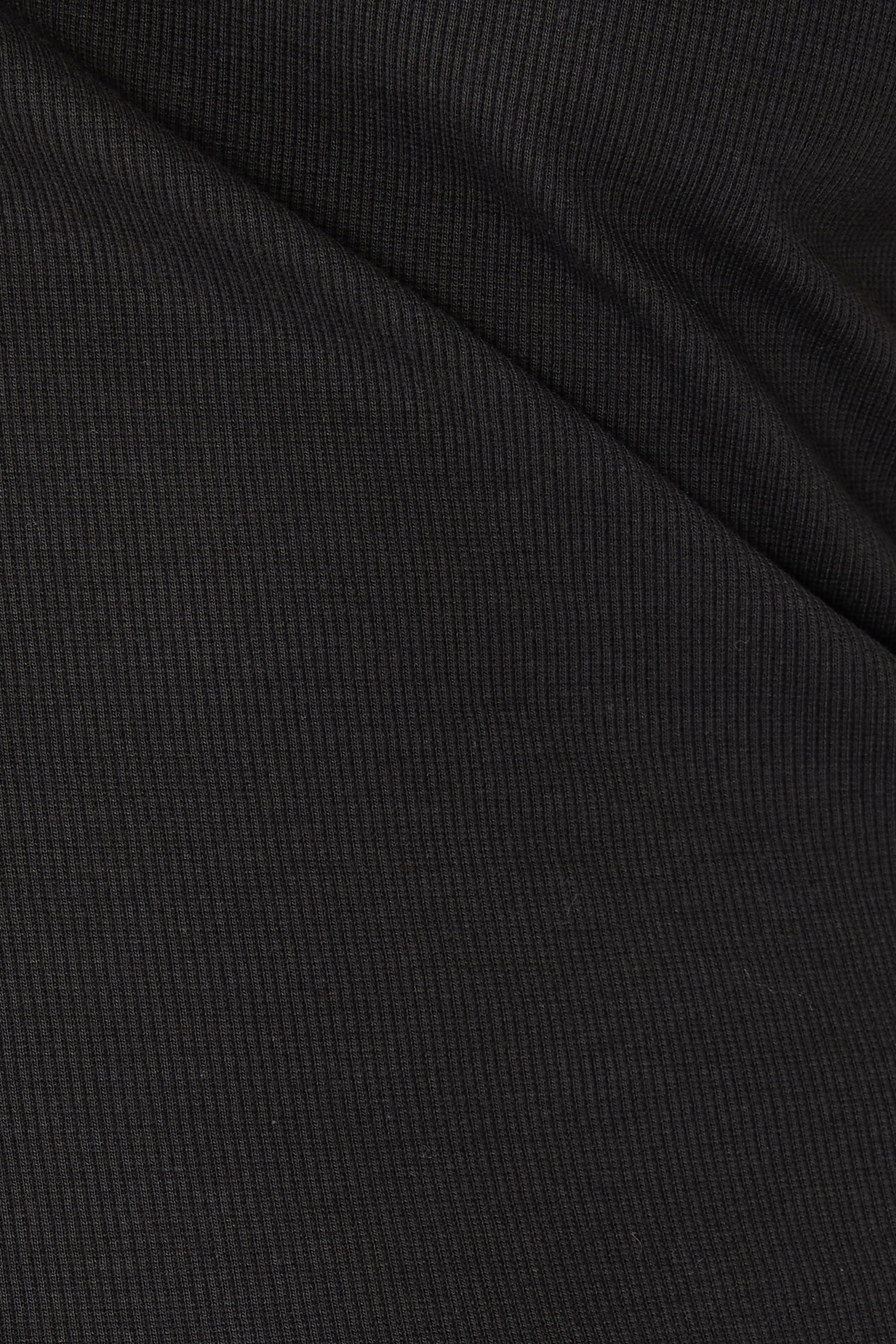 بلوزة بياقة عميقة بلا أكمام