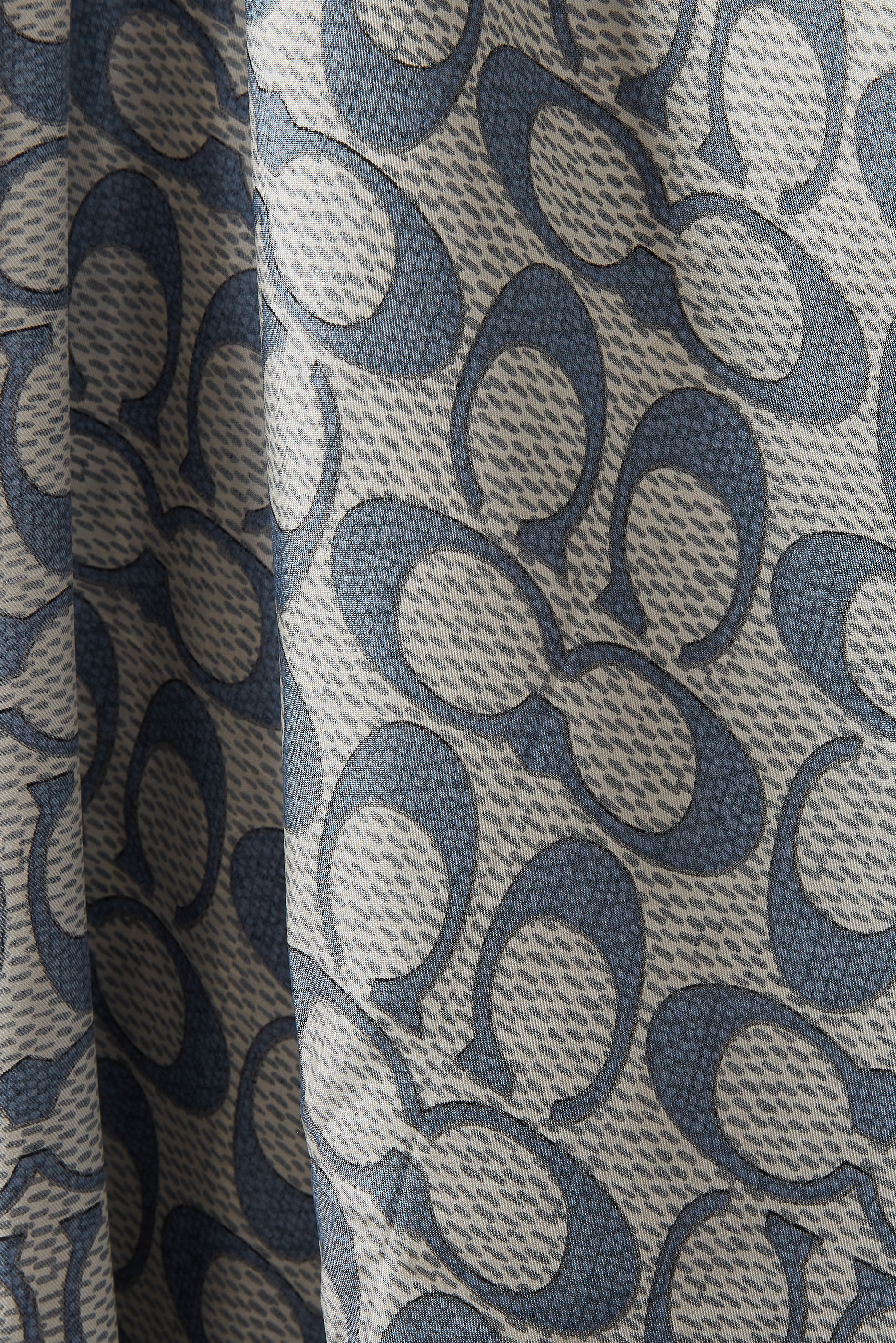 وشاح بتصميم مربع بنقشة شعار الماركة الكلاسيكي