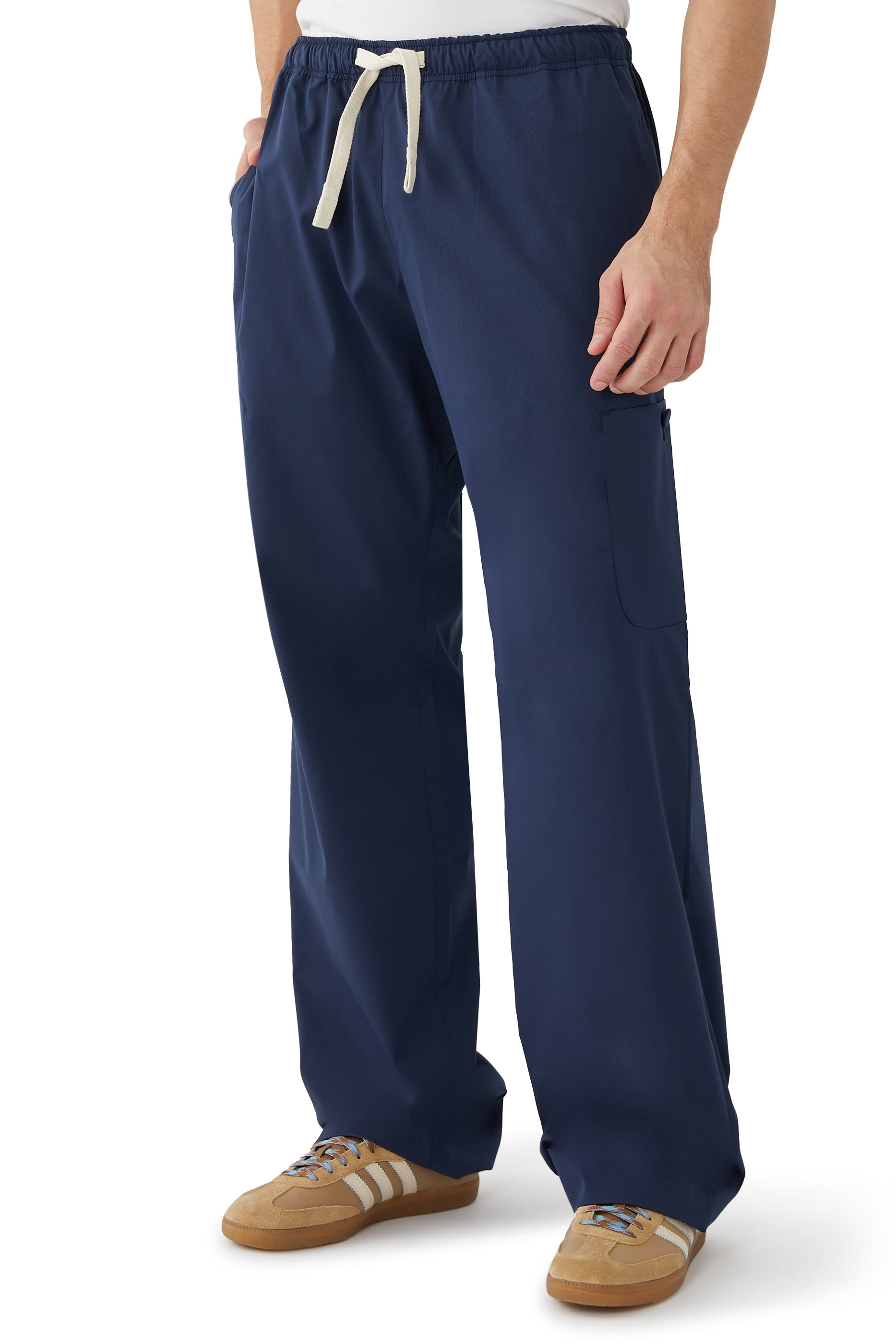 بنطال بقصة فضفاضة وشعار الماركة