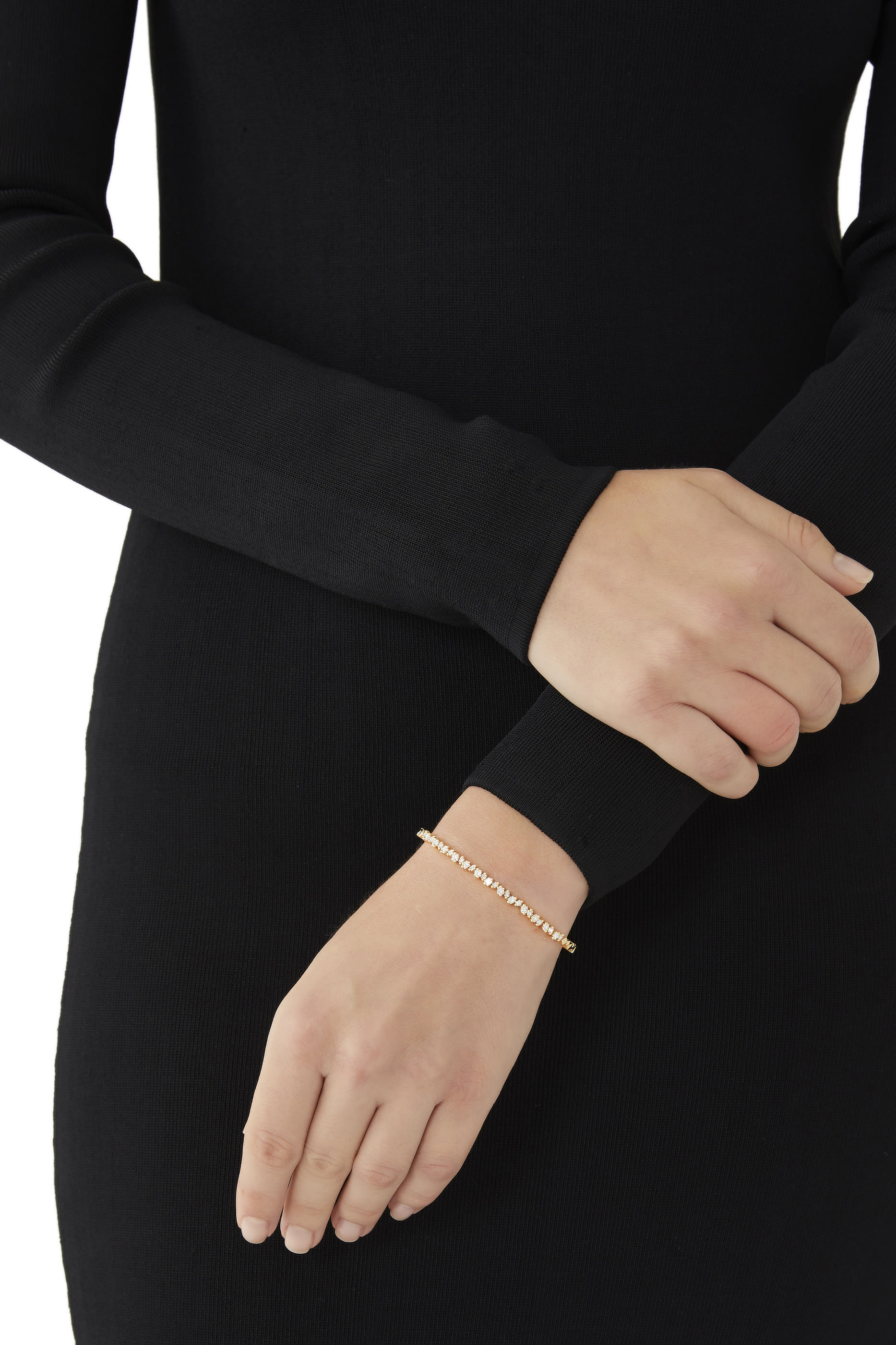 سوار رفيع بتصميم غير متماثل مرصع بالماس ذهب أصفر عيار 18