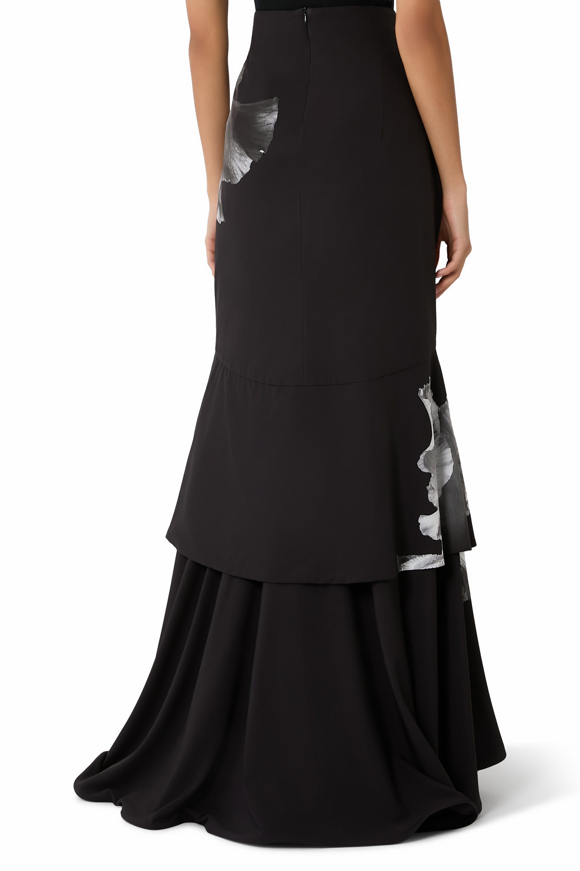 تنورة طويلة بكشكش في الأمام