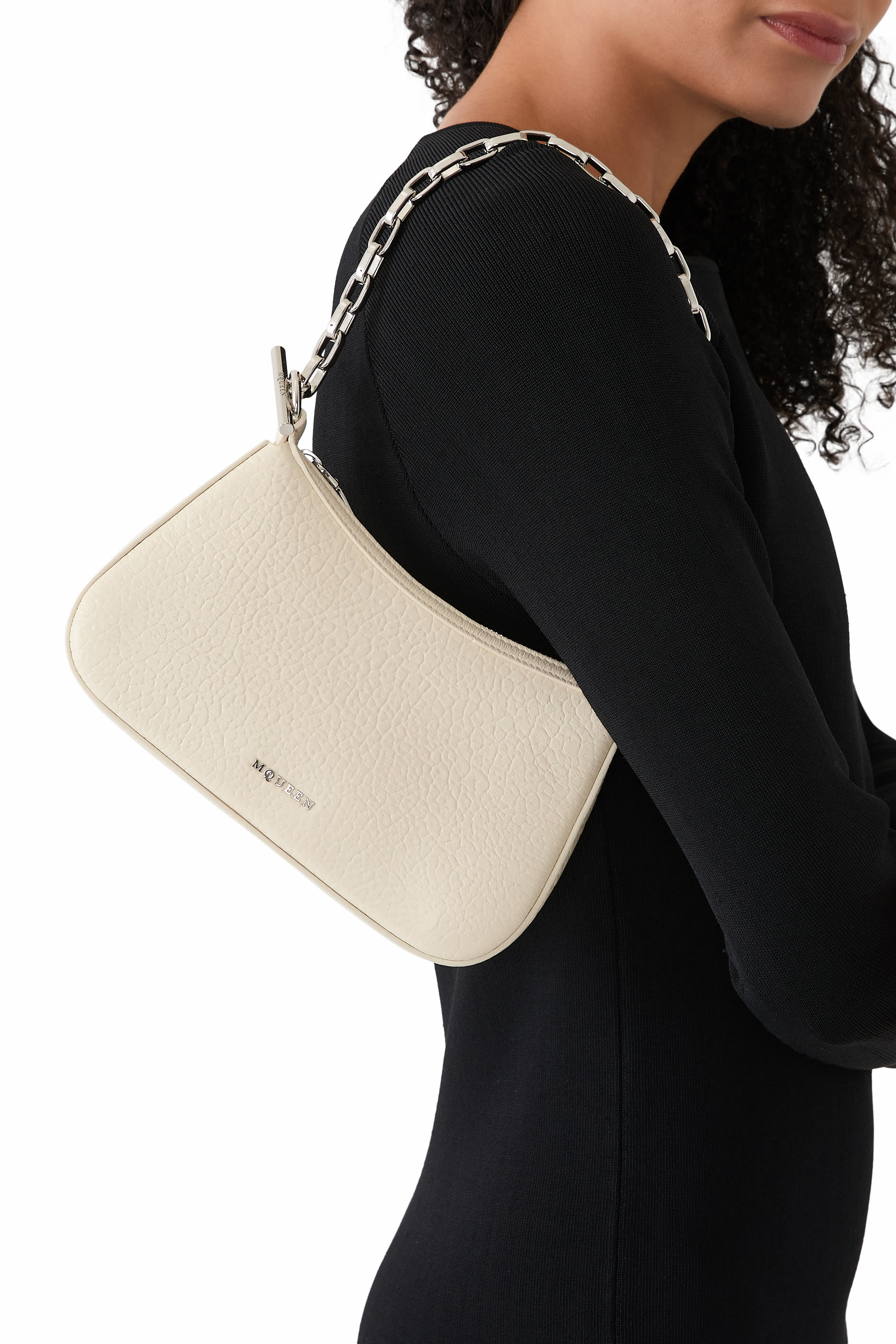 حقيبة صغيرة بحلية على شكل حرف تي