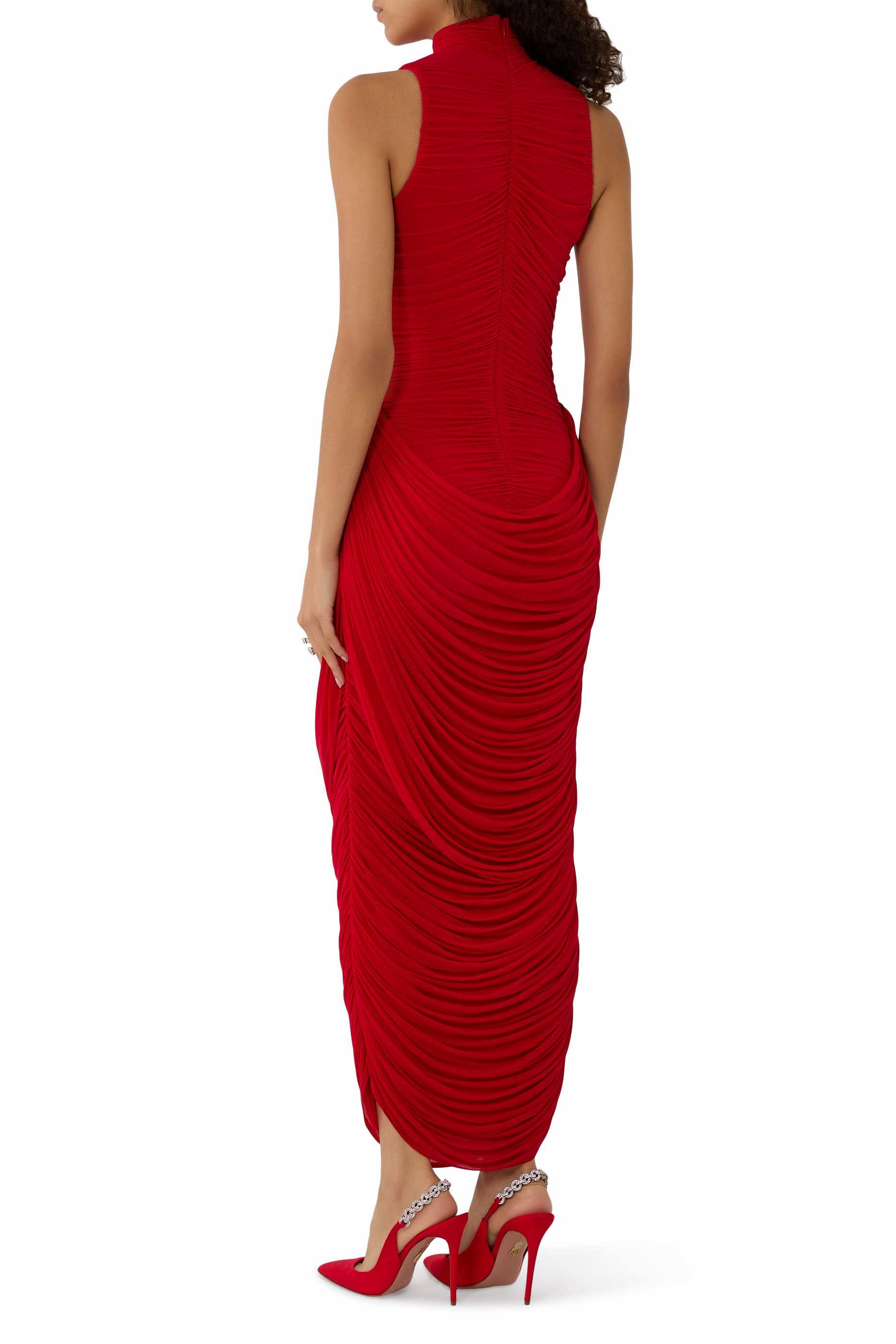 فستان طويل بياقة عالية وتفاصيل درابيه