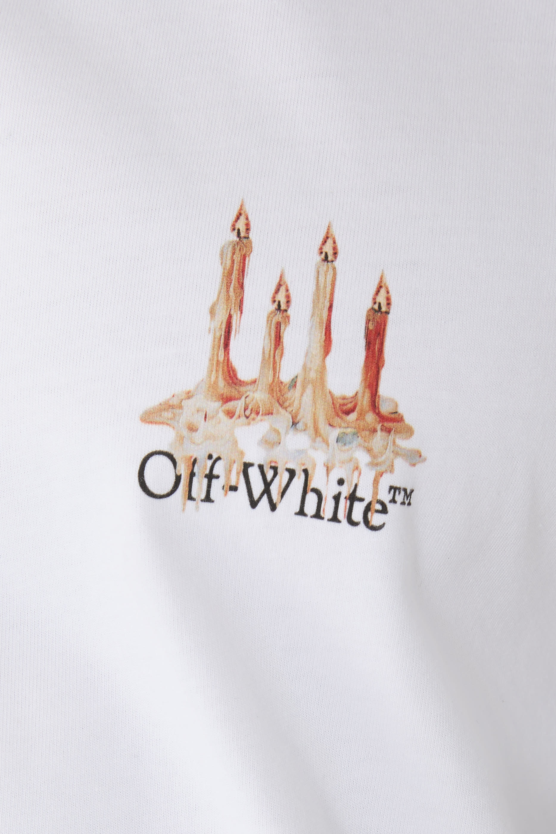 تيشيرت بقصة ضيقة وشعار الماركة مزين بطبعة مبنى وأسهم