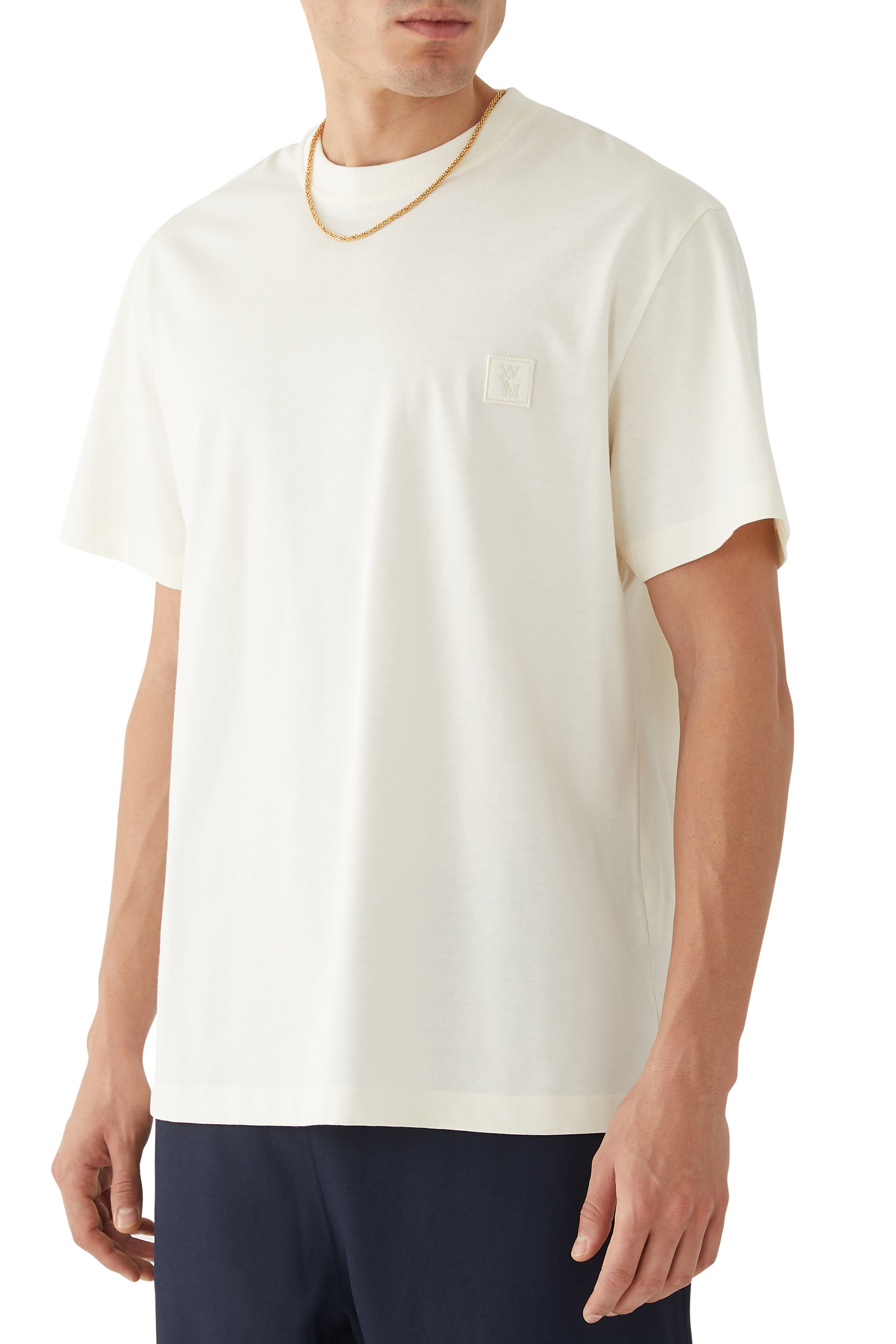 تيشيرت بطبعة زهرة وشعار الماركة