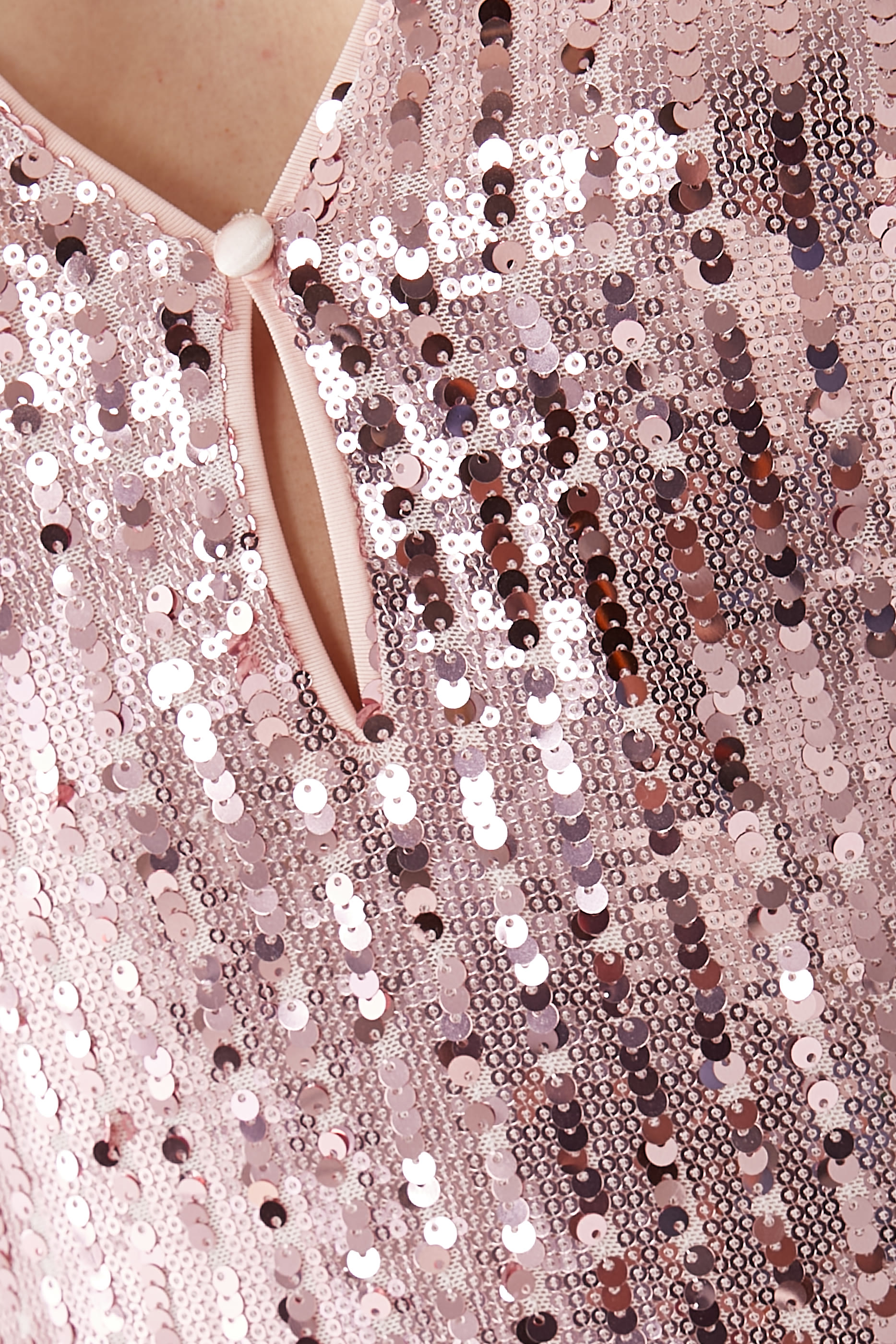 فستان متوسط الطول بياقة على شكل حرف V مطرز بالترتر