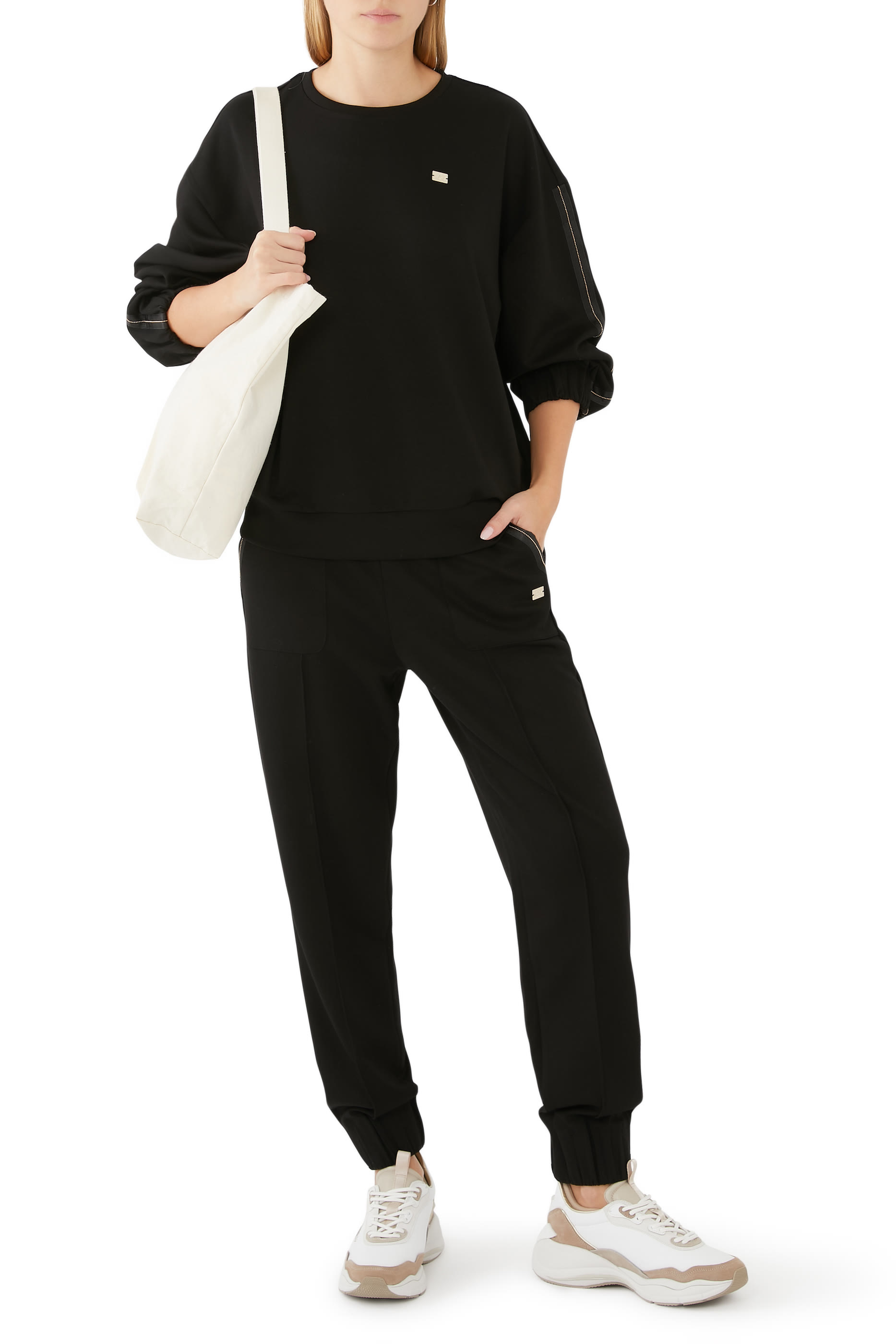 بدلة رياضية بشعار الماركة